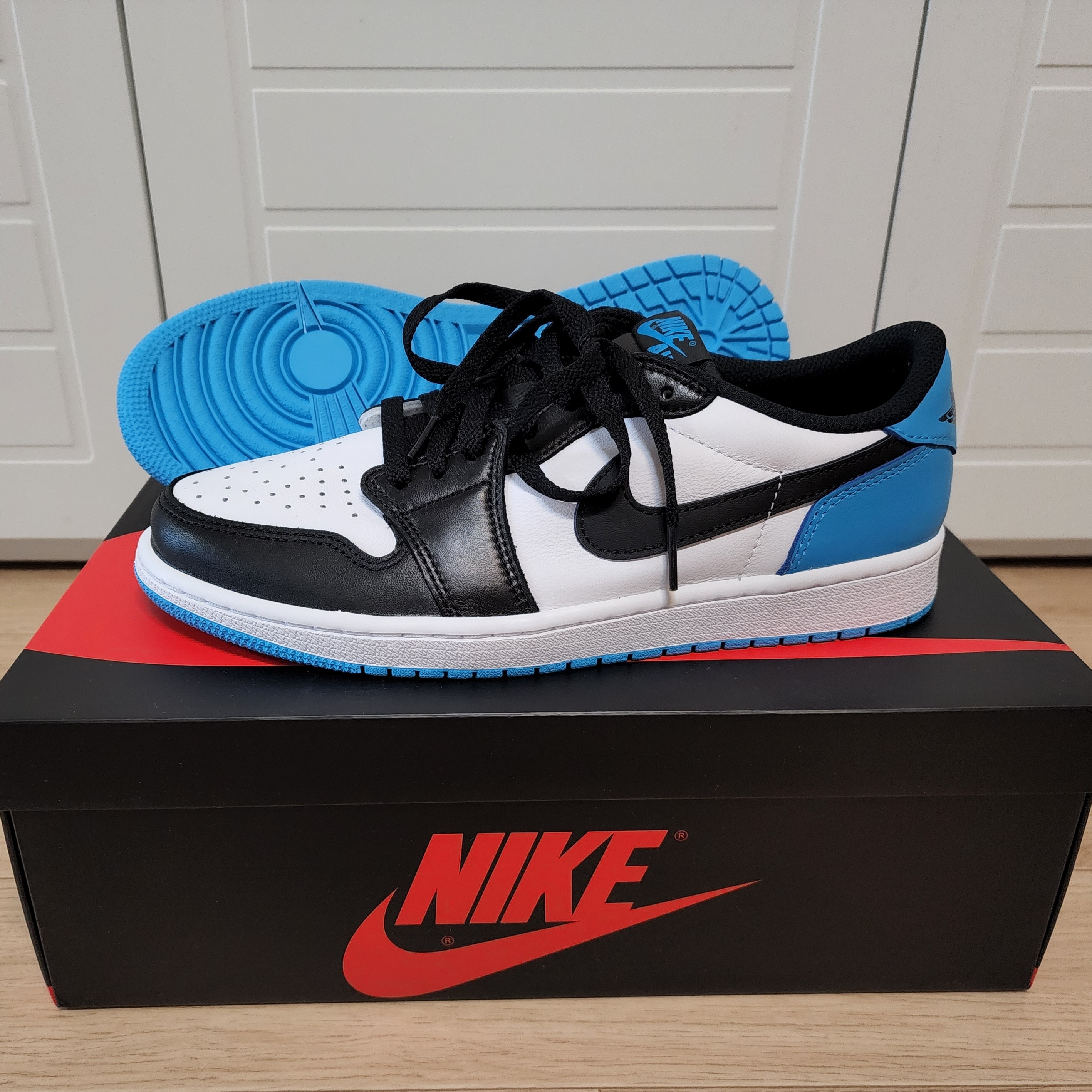 Jordan 1 Retro Low OG Black and Dark Powder Blue 착용 스타일