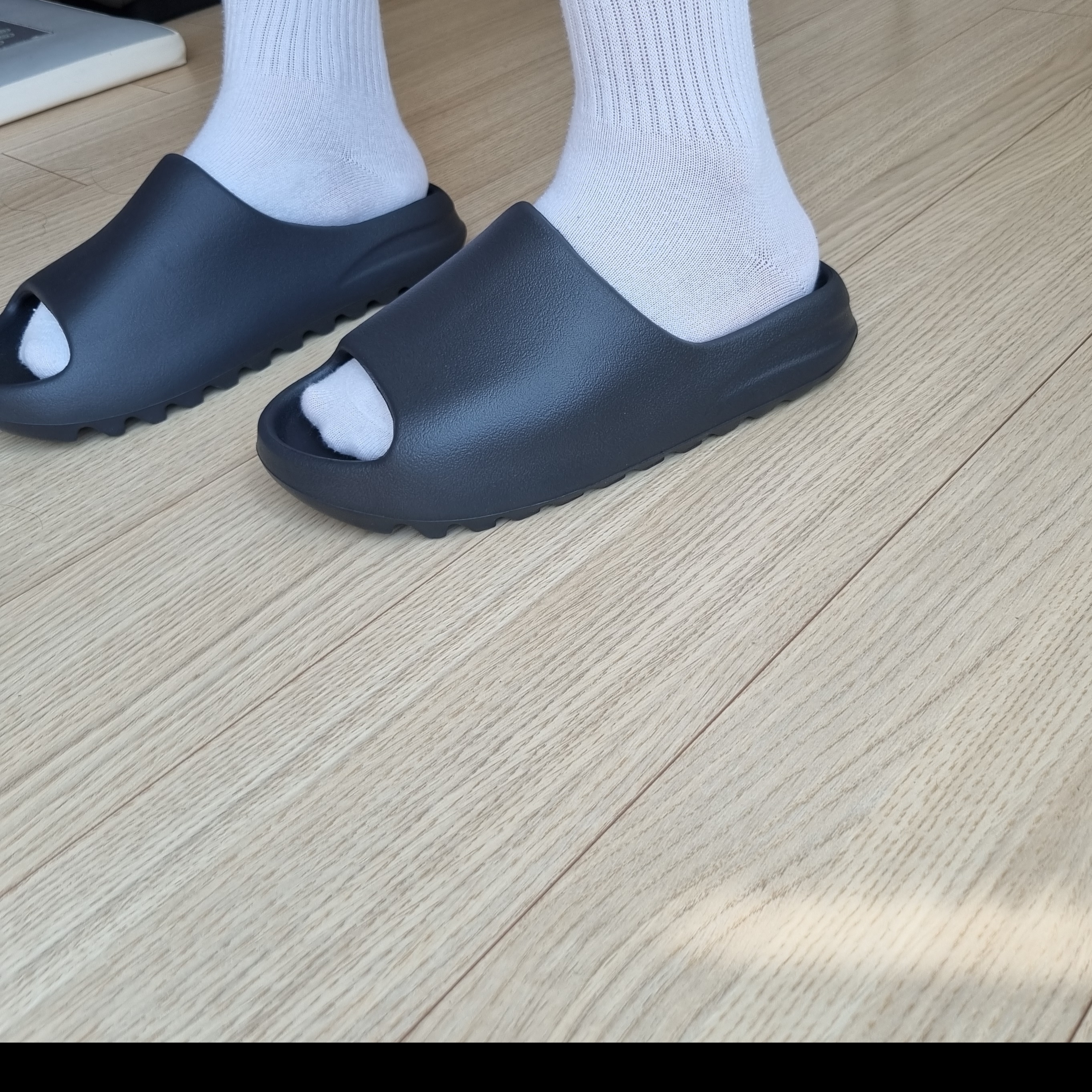 Adidas Yeezy Slide Onyx 착용 스타일 - 2