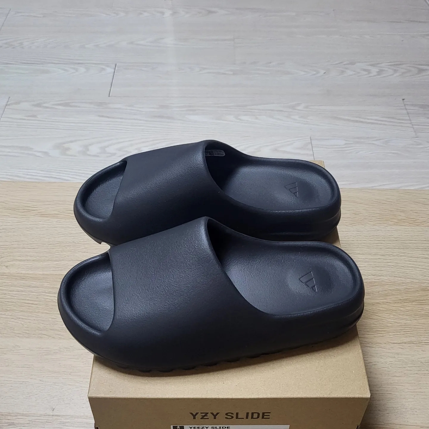 Adidas Yeezy Slide Onyx 착용 스타일 - 4
