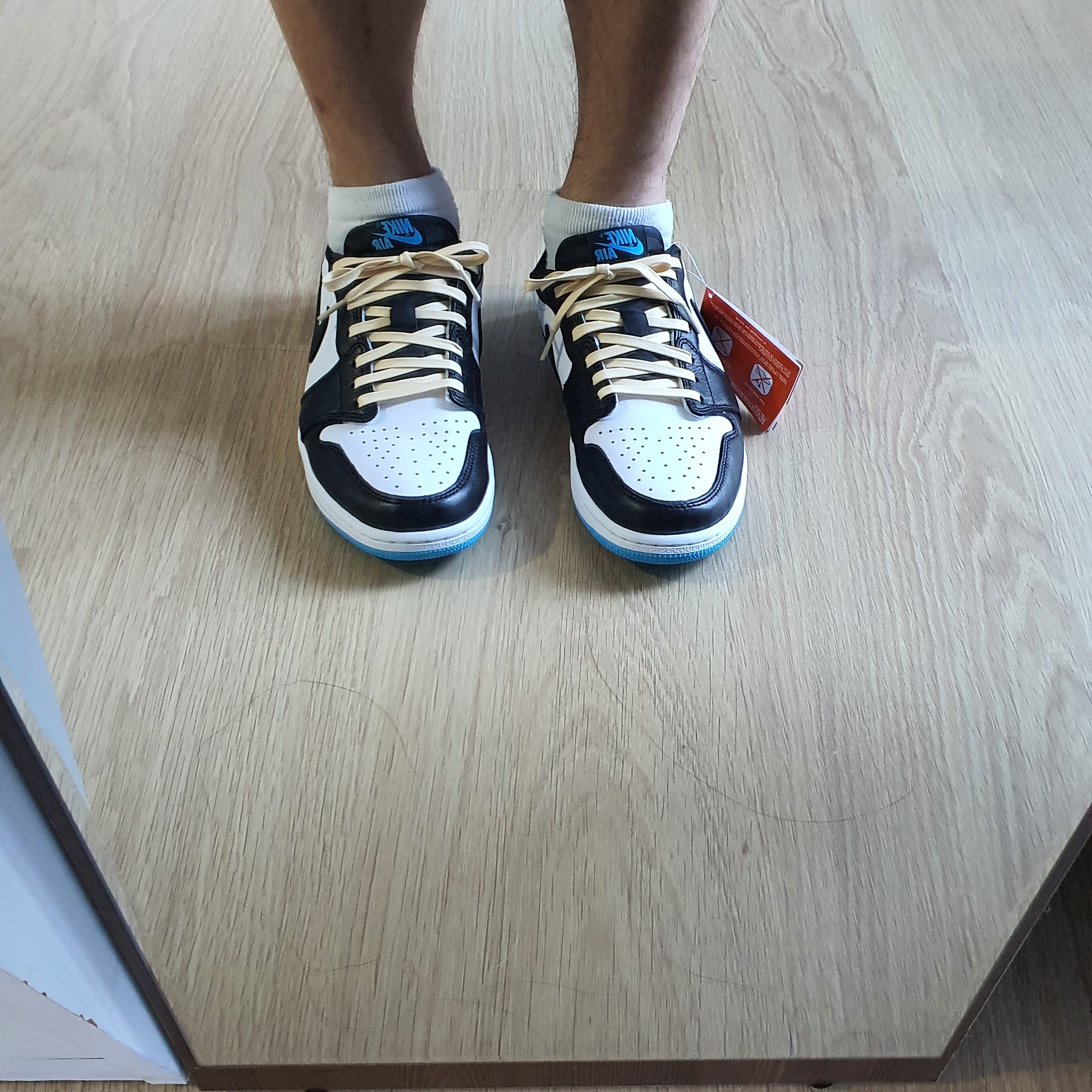 Jordan 1 Retro Low OG Black and Dark Powder Blue 착용 스타일 - 4