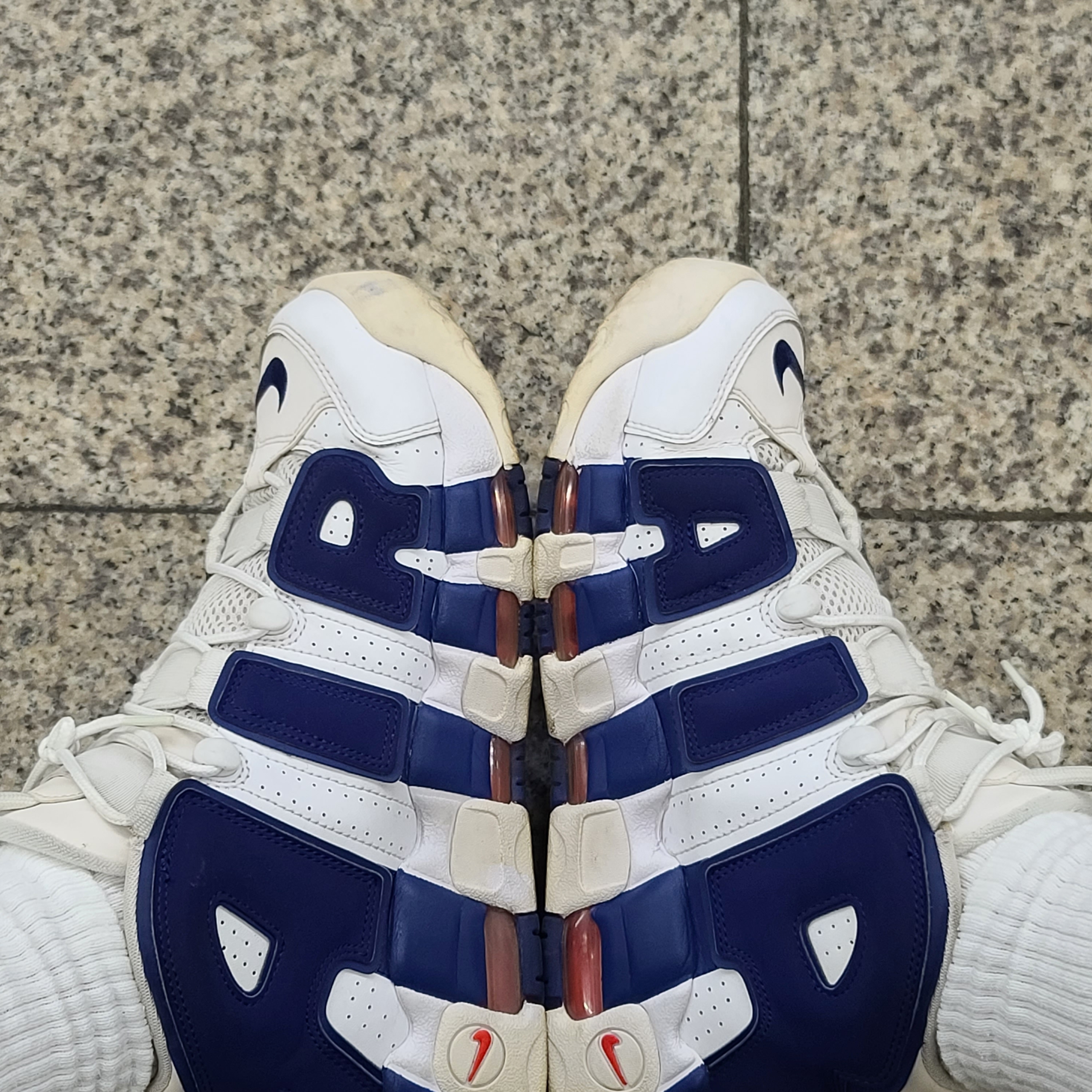 Nike Air More Uptempo Knicks 착용 스타일 - 3