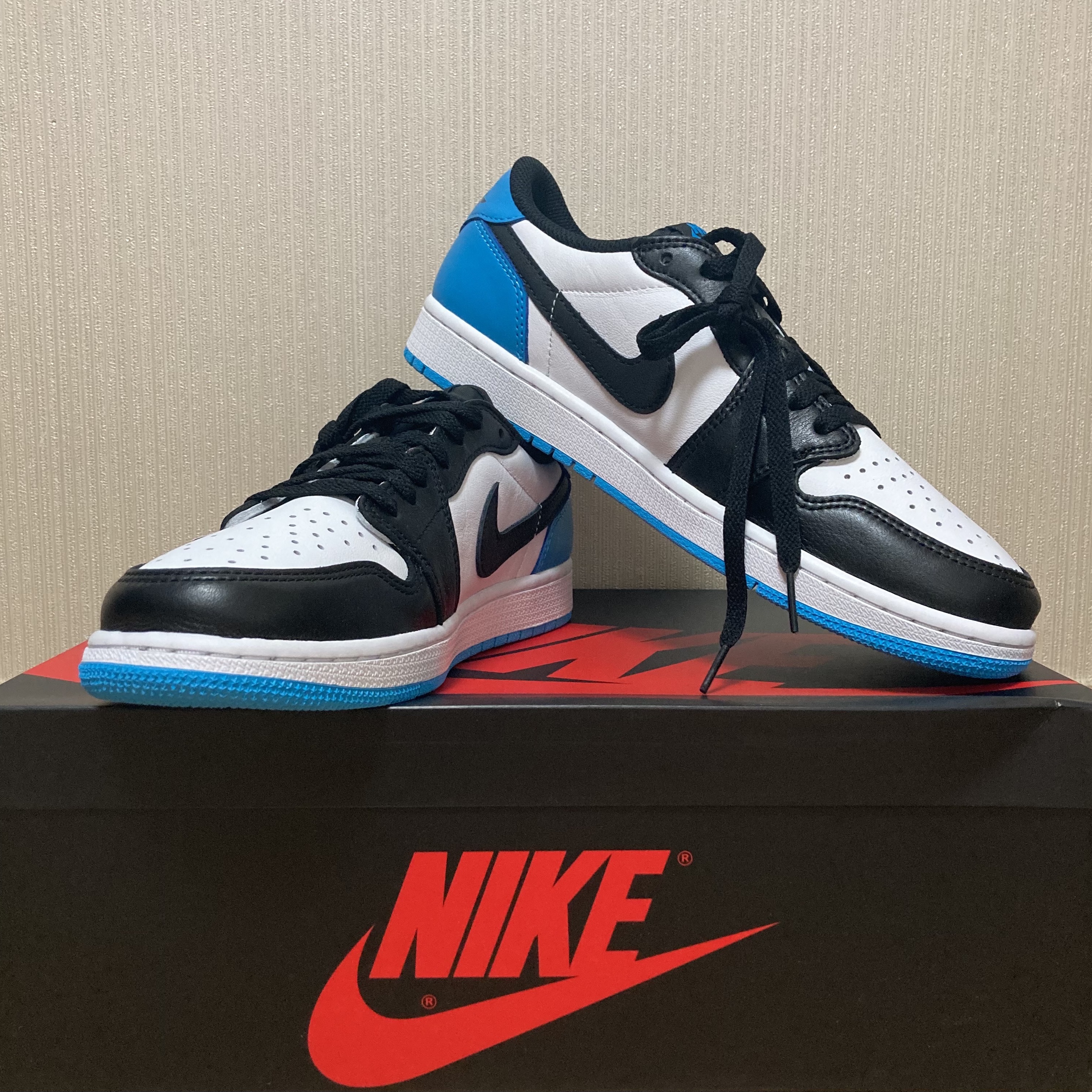 Jordan 1 Retro Low OG Black and Dark Powder Blue 착용 스타일