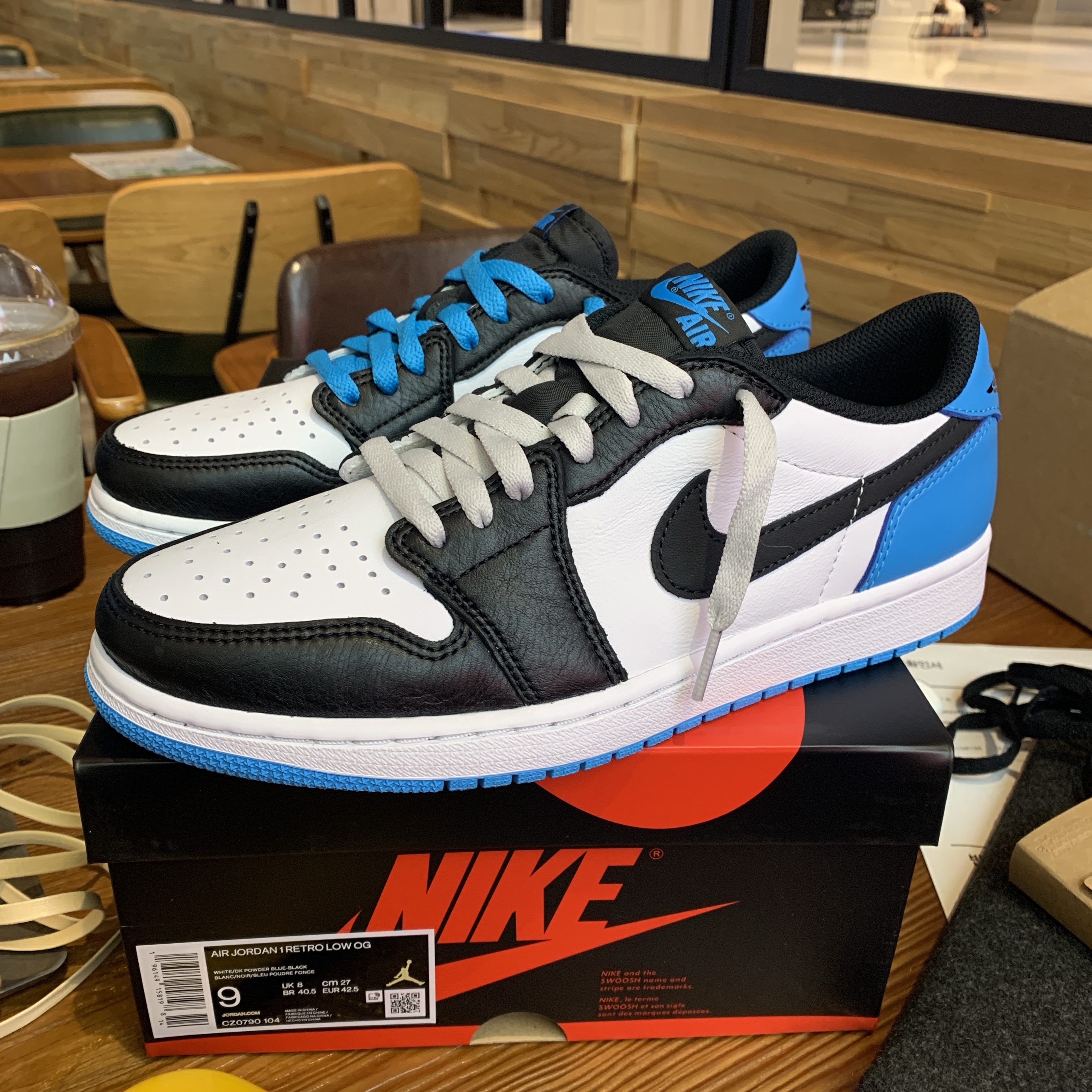 Jordan 1 Retro Low OG Black and Dark Powder Blue 착용 스타일 - 3