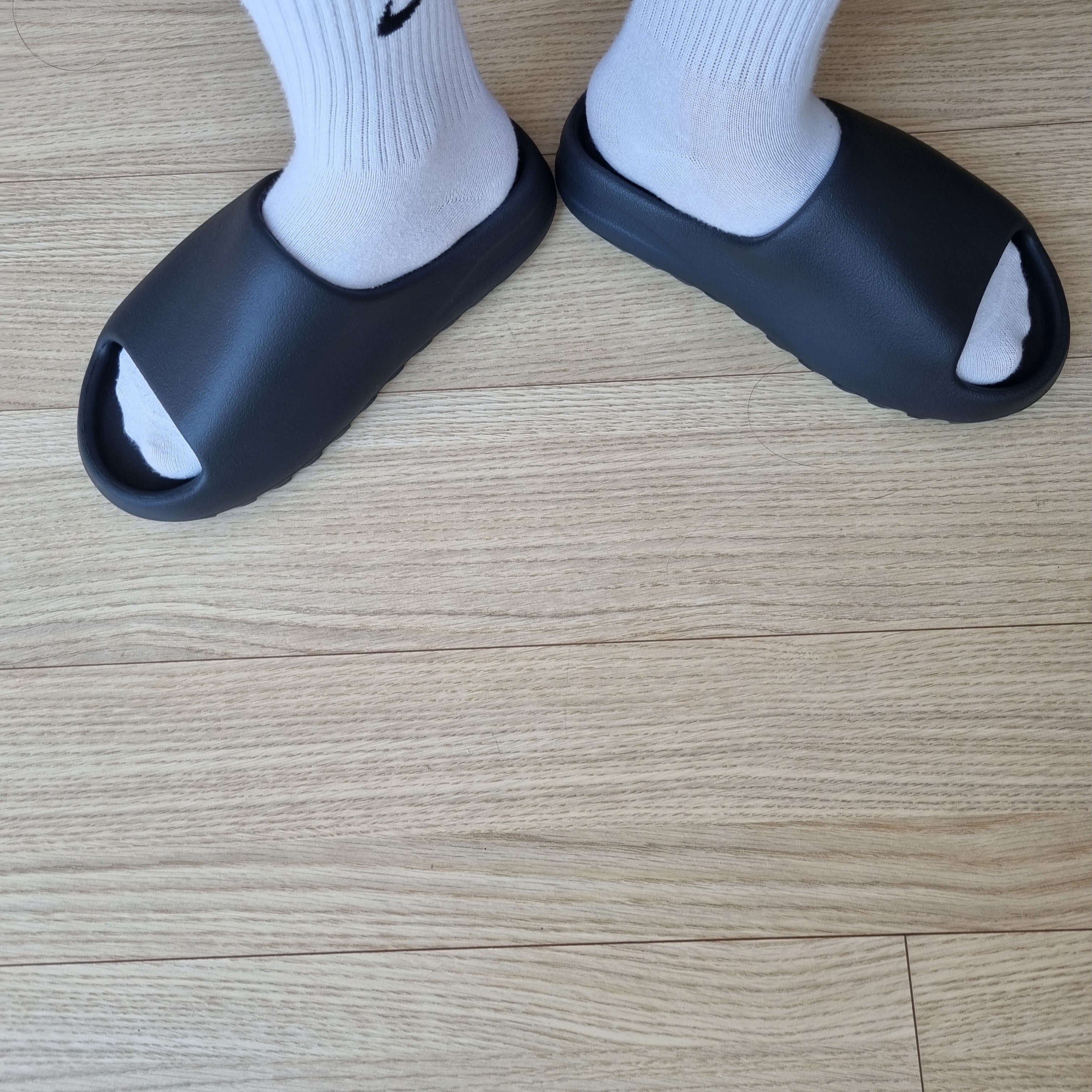 Adidas Yeezy Slide Onyx 착용 스타일 - 1
