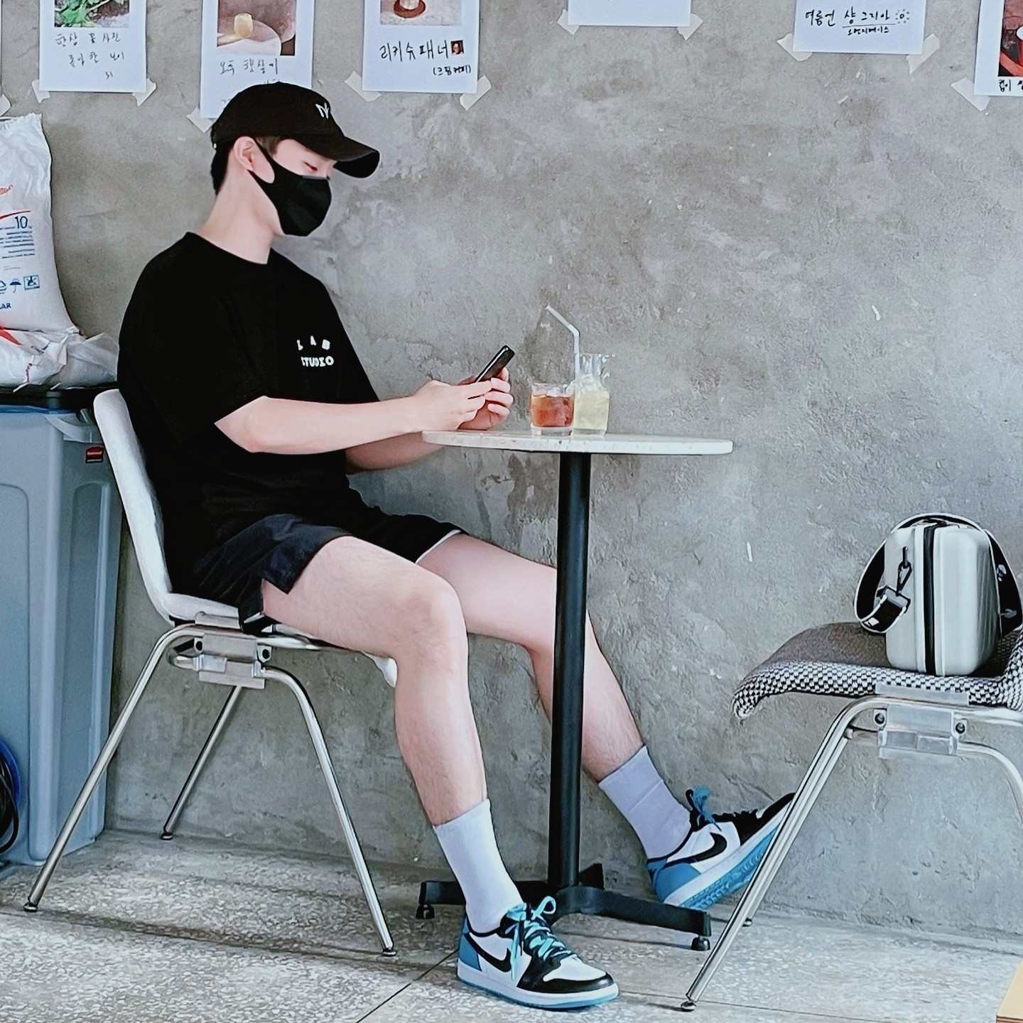 IAB Studio Black Glow T-Shirt, Jordan 1 Retro Low OG Black and Dark Powder Blue 착용 스타일 - 1