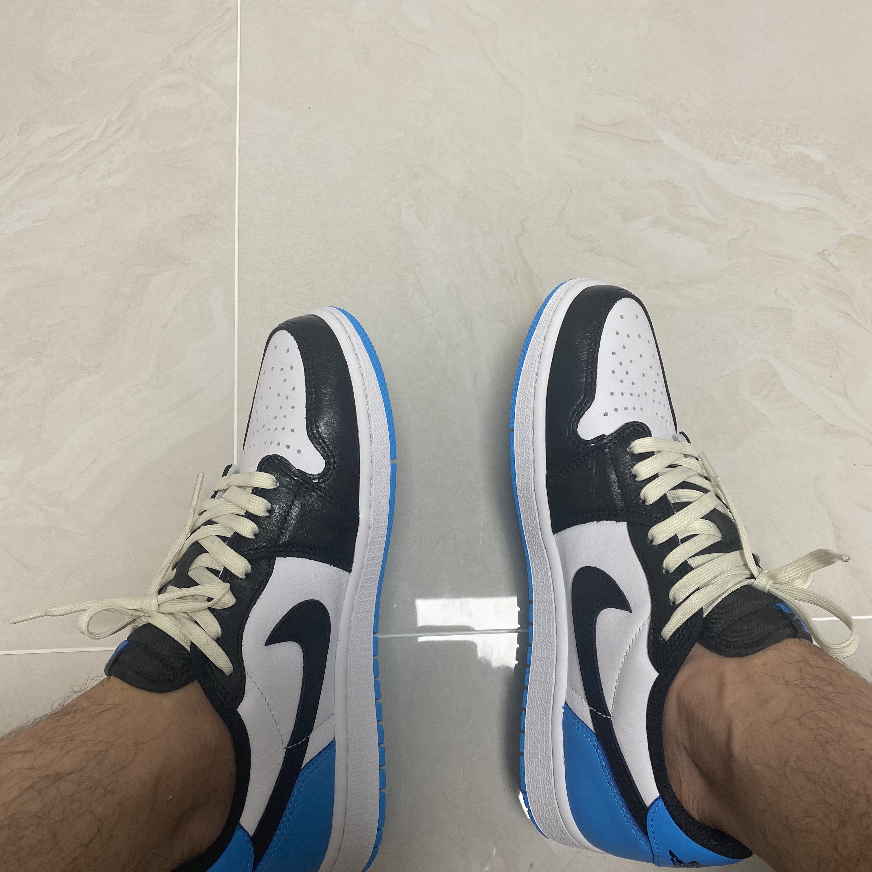 Jordan 1 Retro Low OG Black and Dark Powder Blue 착용 스타일 - 3
