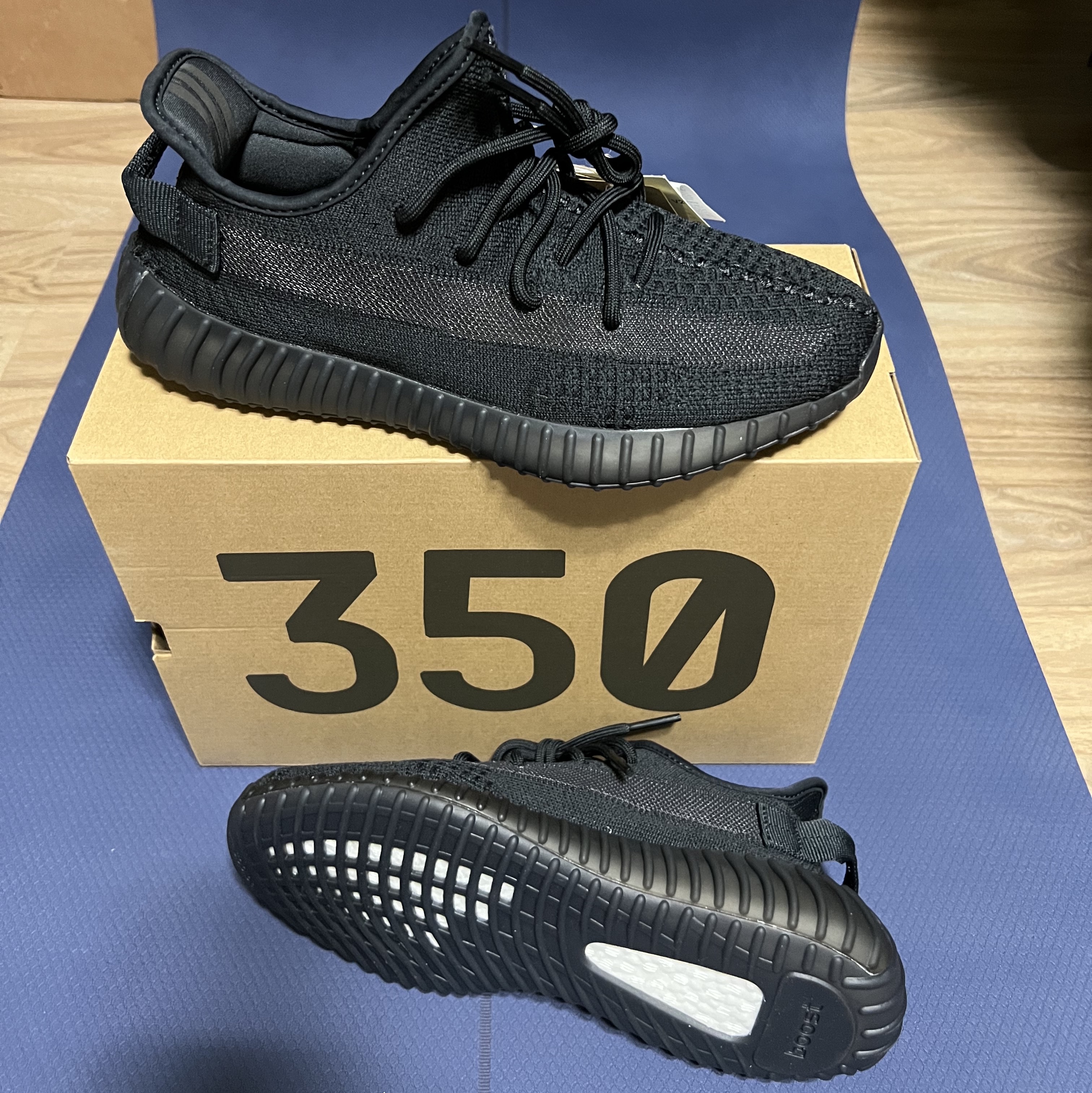 Adidas Yeezy Boost 350 V2 Onyx 착용 스타일 - 3
