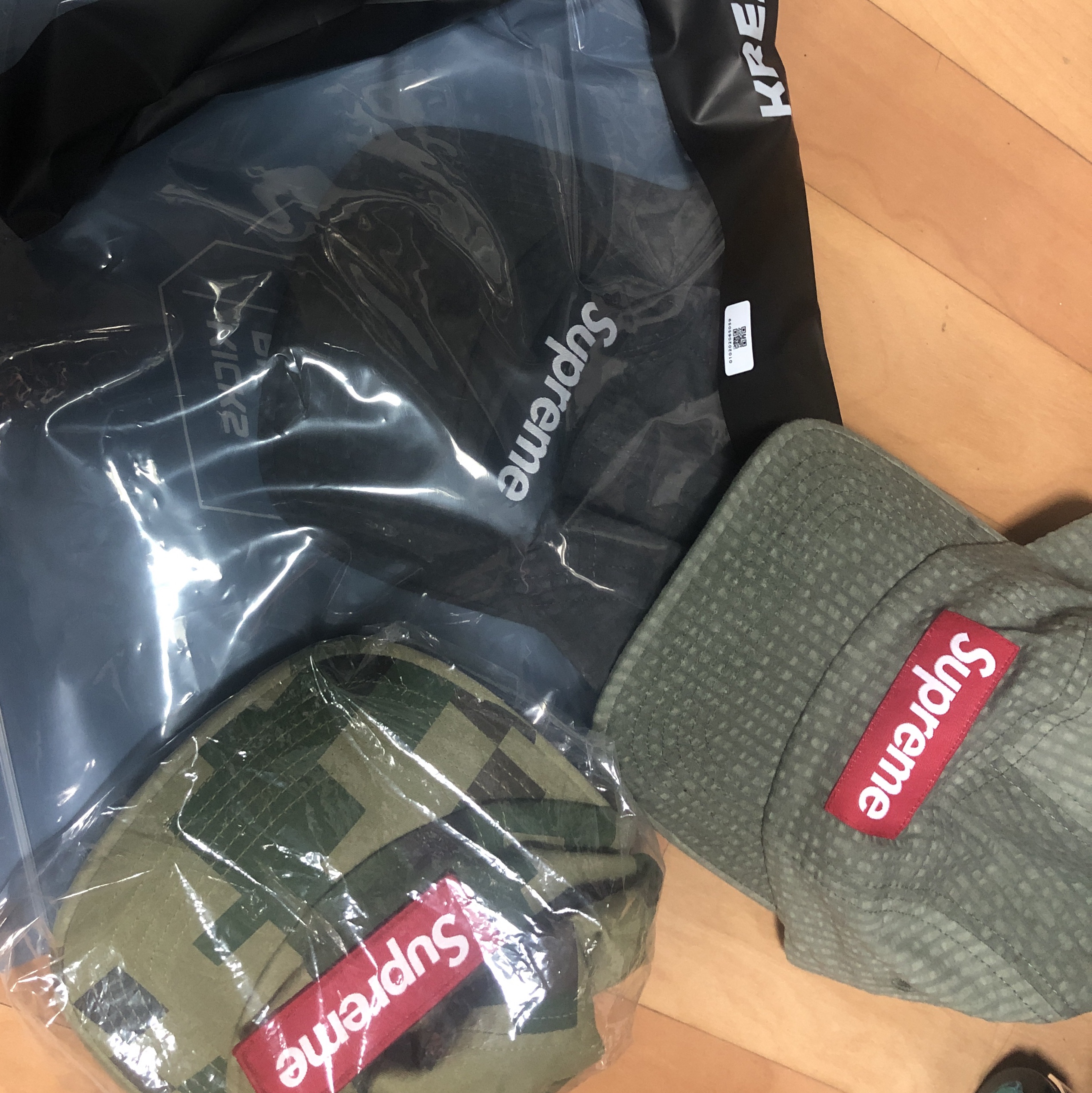 Supreme Washed Seersucker Camp Cap Black - 22SS, Supreme Washed Seersucker Camp Cap Taupe - 22SS 착용 스타일