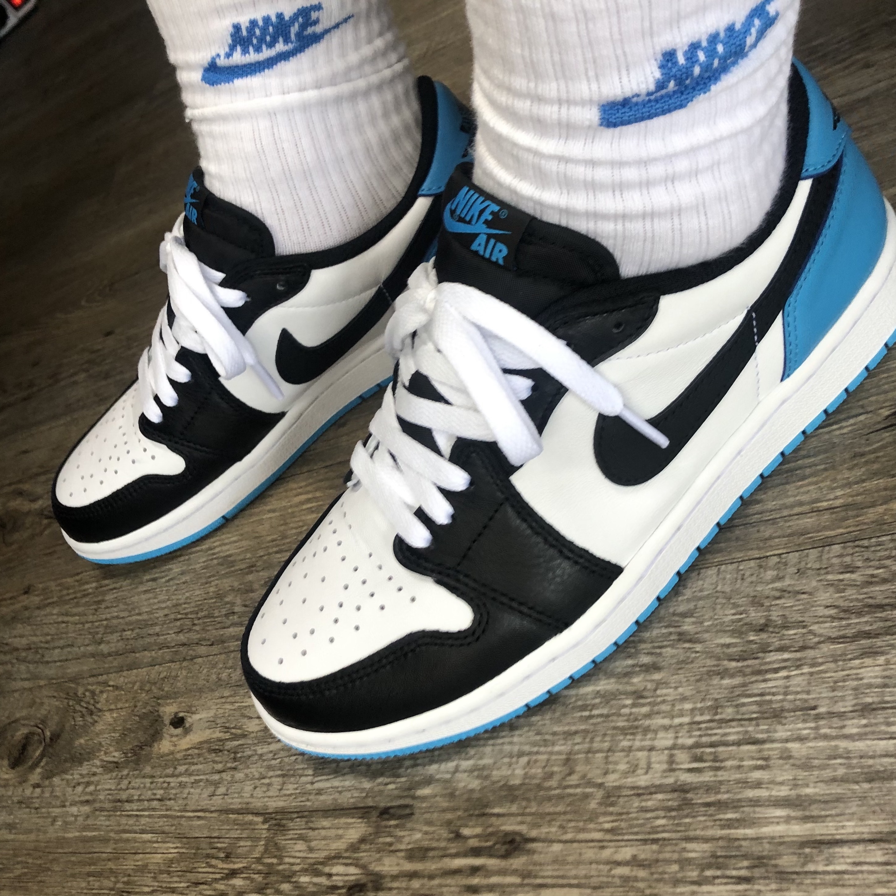 Jordan 1 Retro Low OG Black and Dark Powder Blue 착용 스타일 - 4