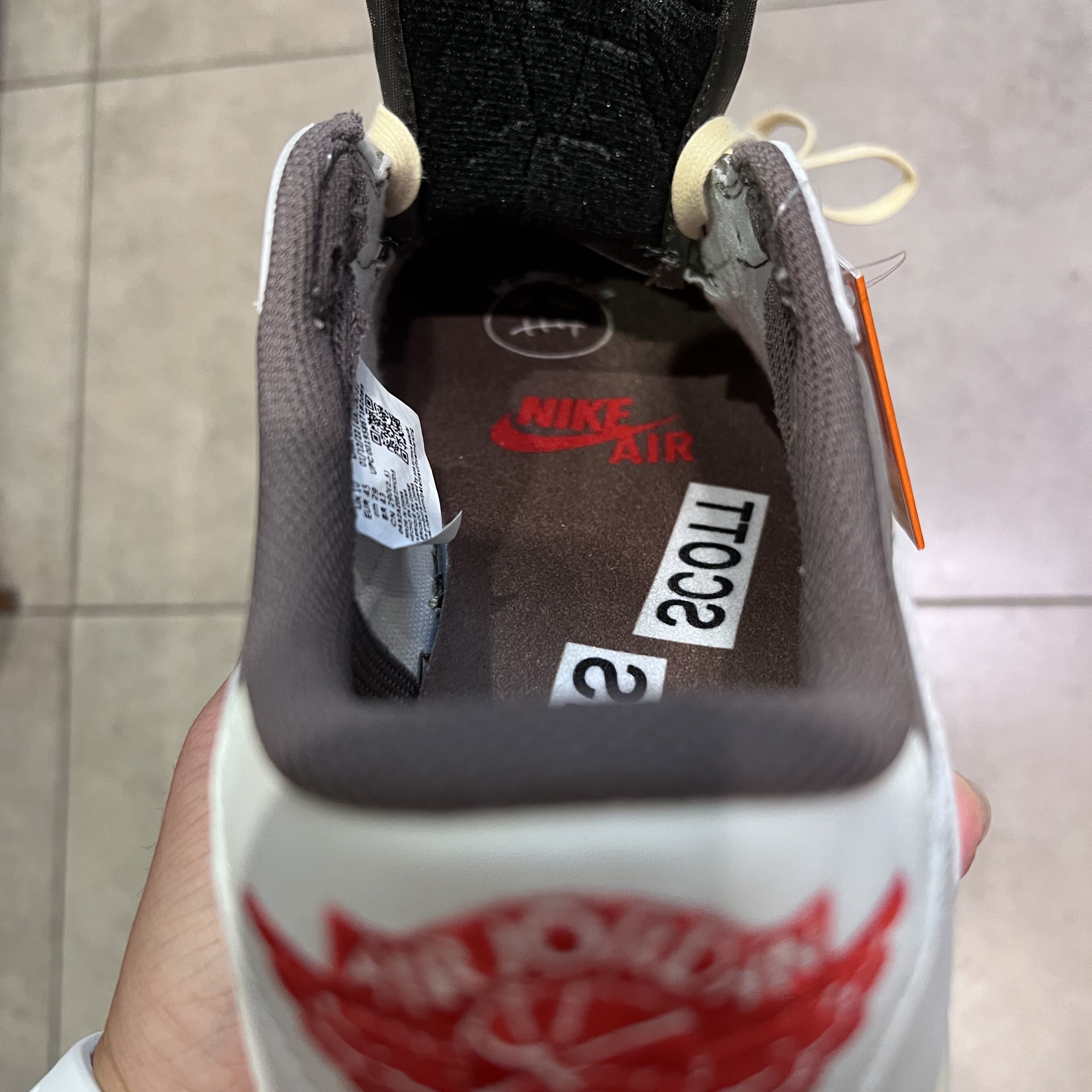 Jordan 1 x Travis Scott Retro Low OG SP Sail and Ridgerock 착용 스타일 - 2