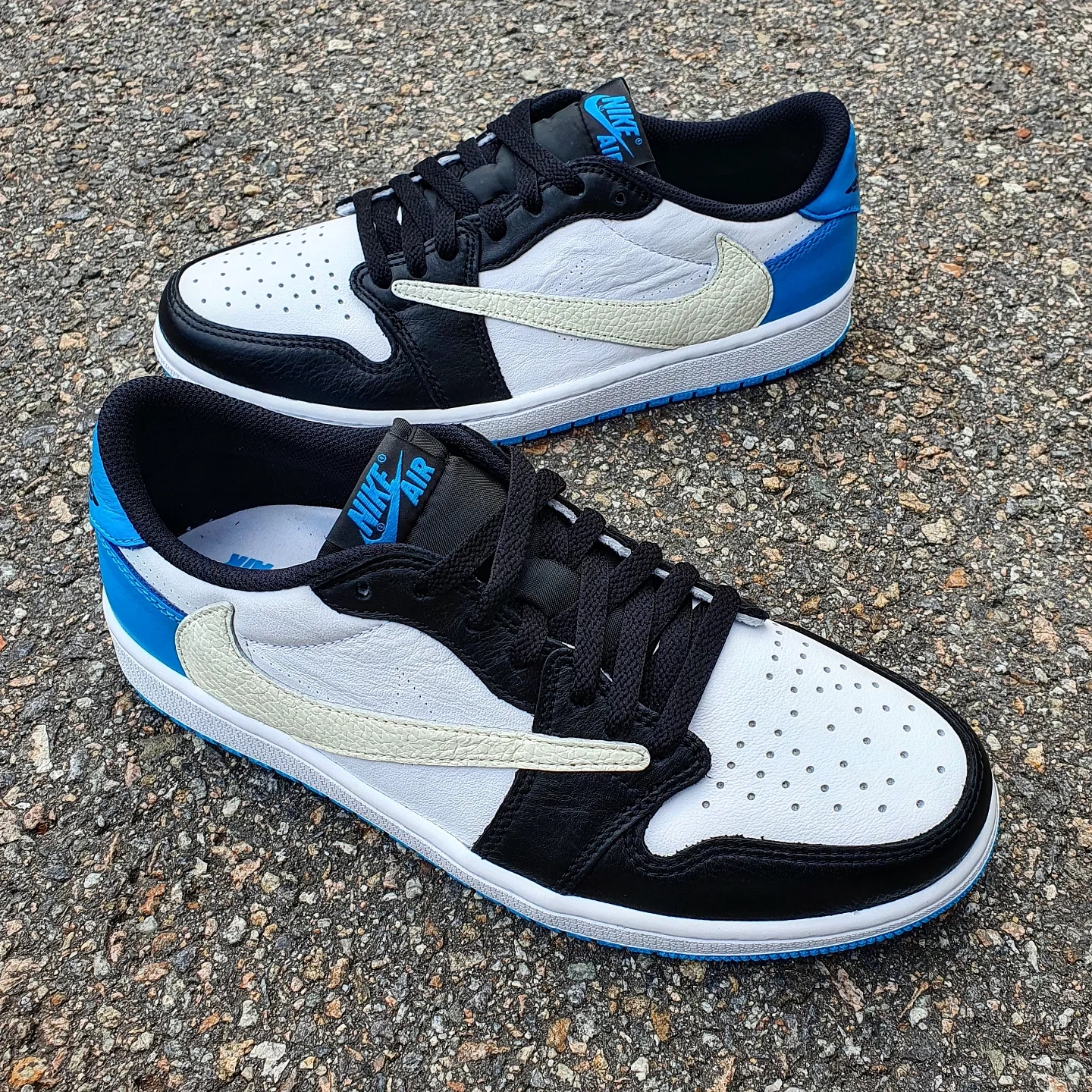 Jordan 1 Retro Low OG Black and Dark Powder Blue 착용 스타일 - 3