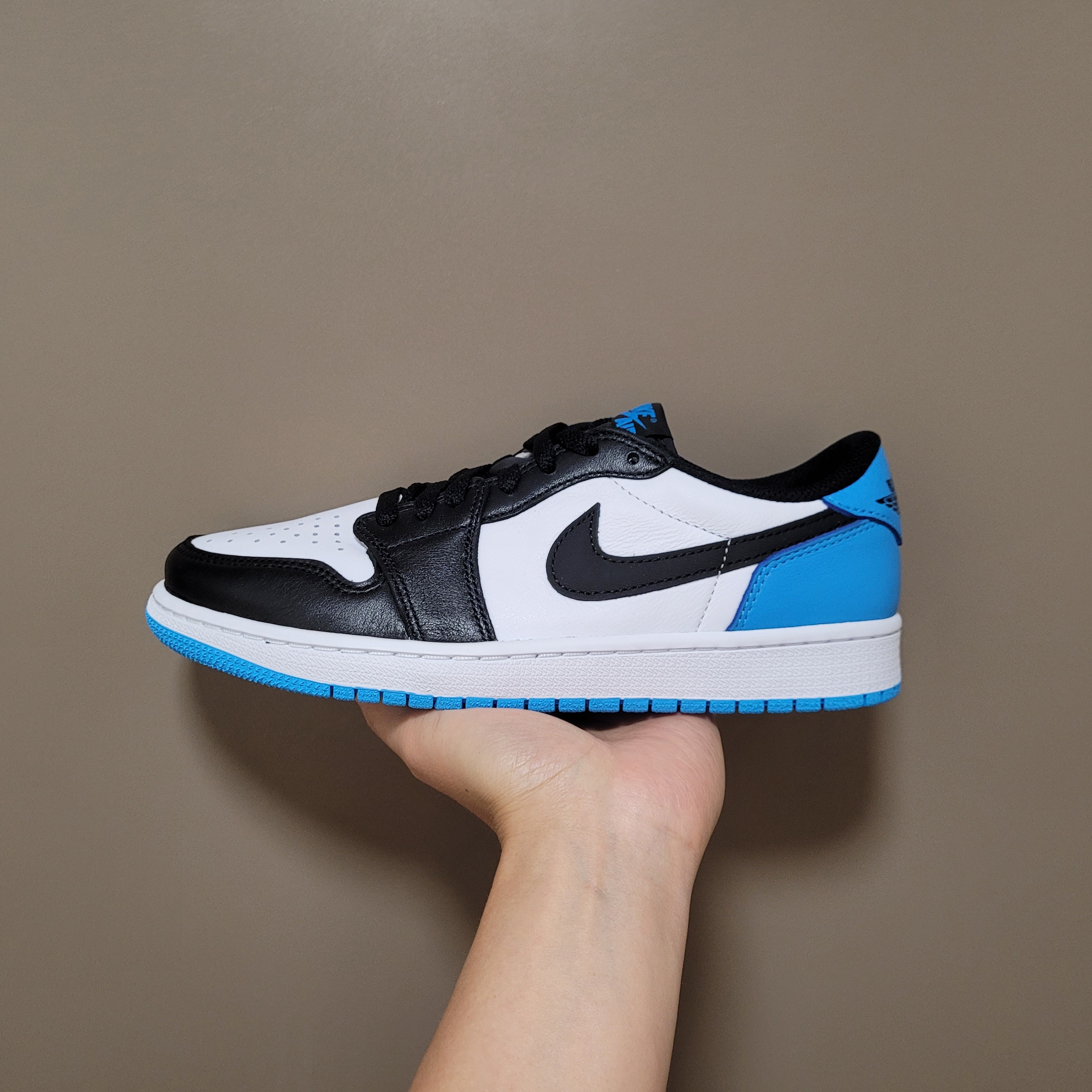Jordan 1 Retro Low OG Black and Dark Powder Blue 착용 스타일 - 1