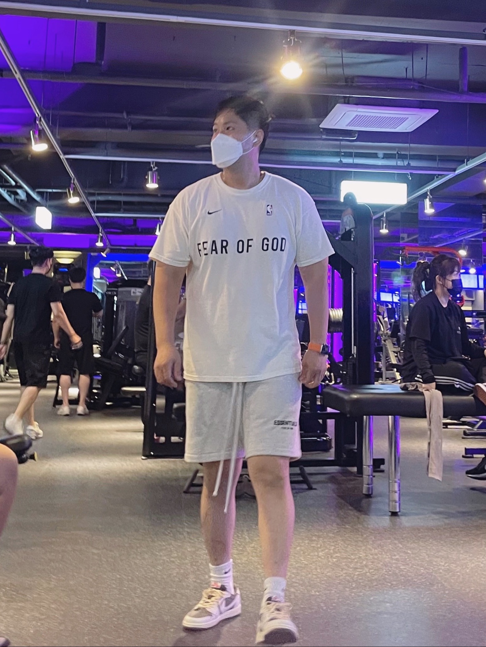 Jordan 1 x Travis Scott Retro Low OG SP Sail and Ridgerock, Nike x Fear of God Warm Up T-Shirt Pale Ivory 착용 스타일