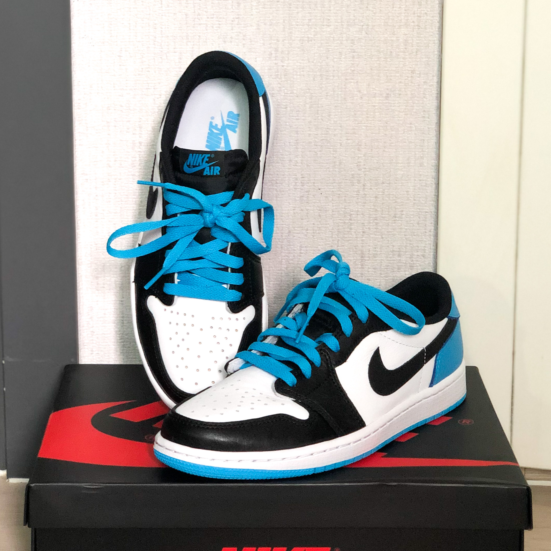 Jordan 1 Retro Low OG Black and Dark Powder Blue 착용 스타일