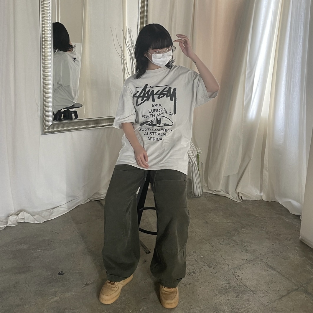 Nike Air Force 1 '07 WB Flax, Stussy World Tour T-Shirt White 착용 스타일 - 3