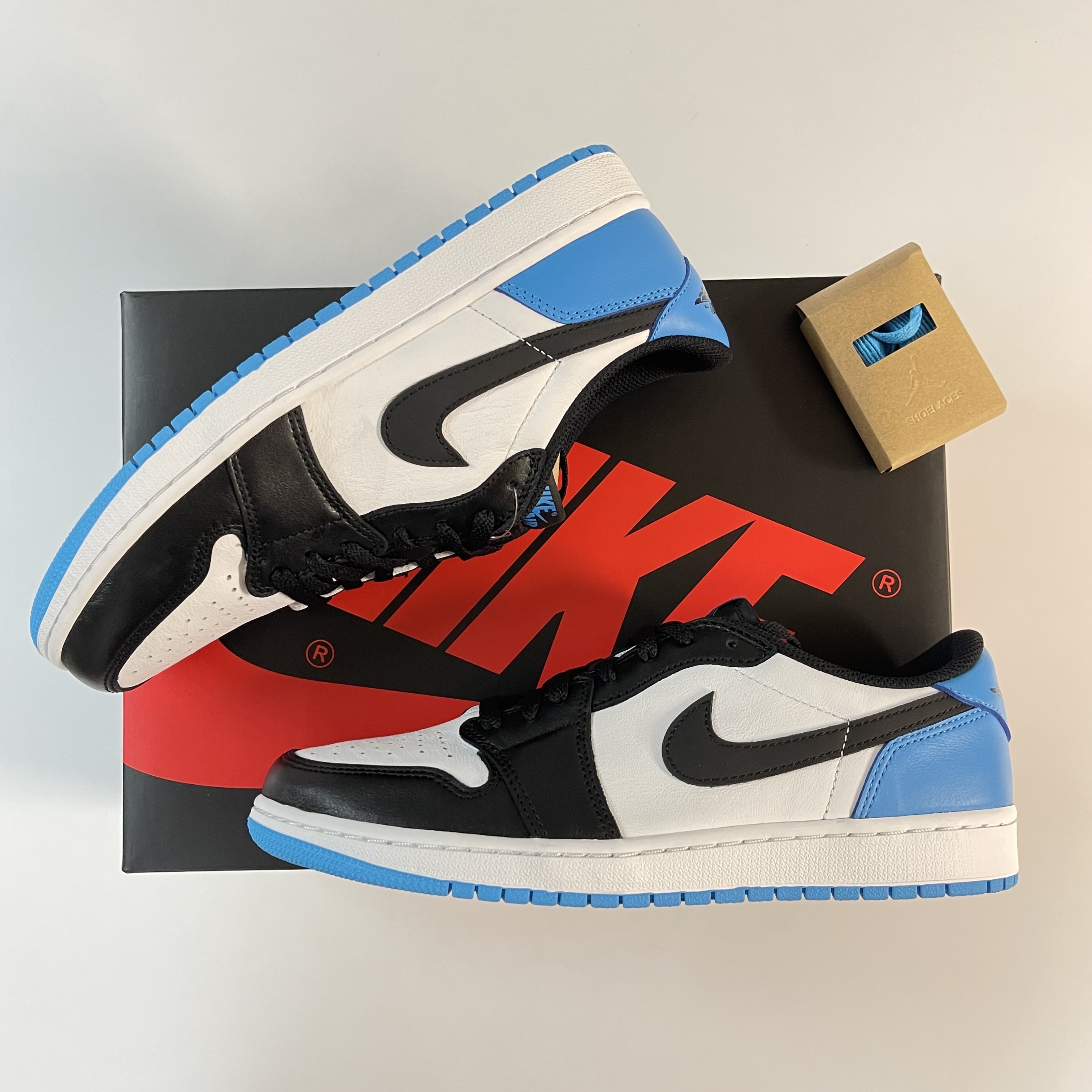 Jordan 1 Retro Low OG Black and Dark Powder Blue 착용 스타일 - 1
