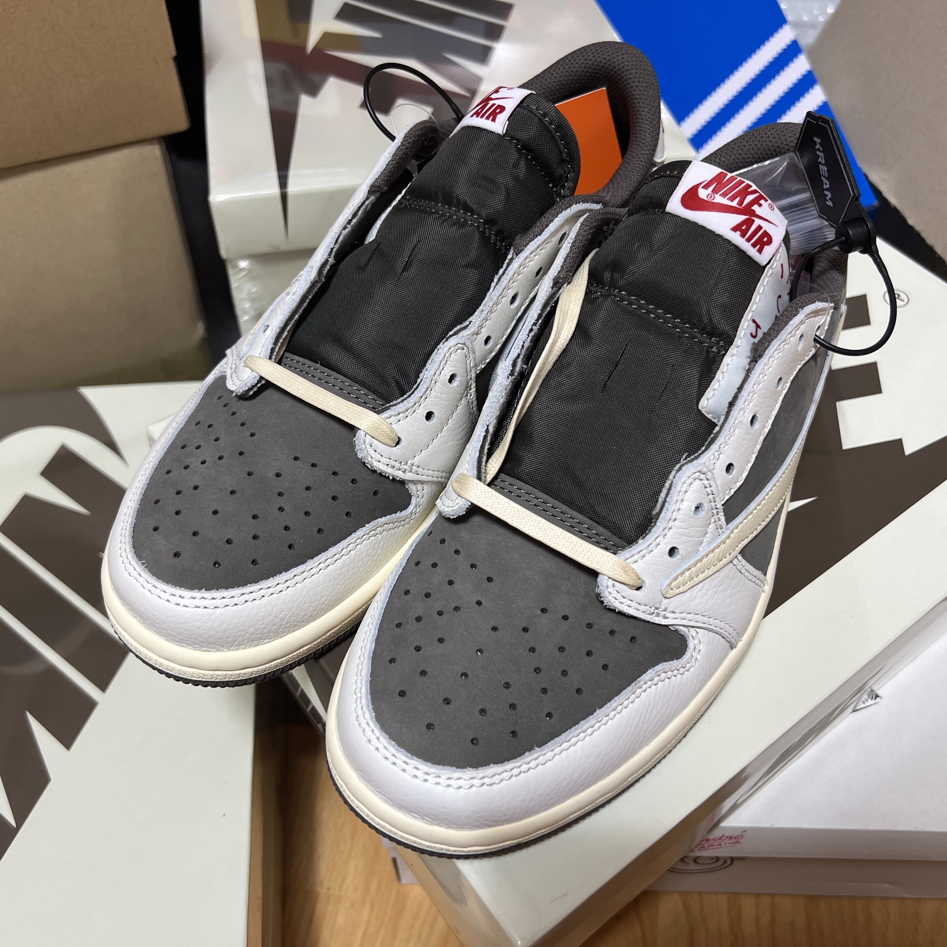 Jordan 1 x Travis Scott Retro Low OG SP Sail and Ridgerock 착용 스타일 - 2
