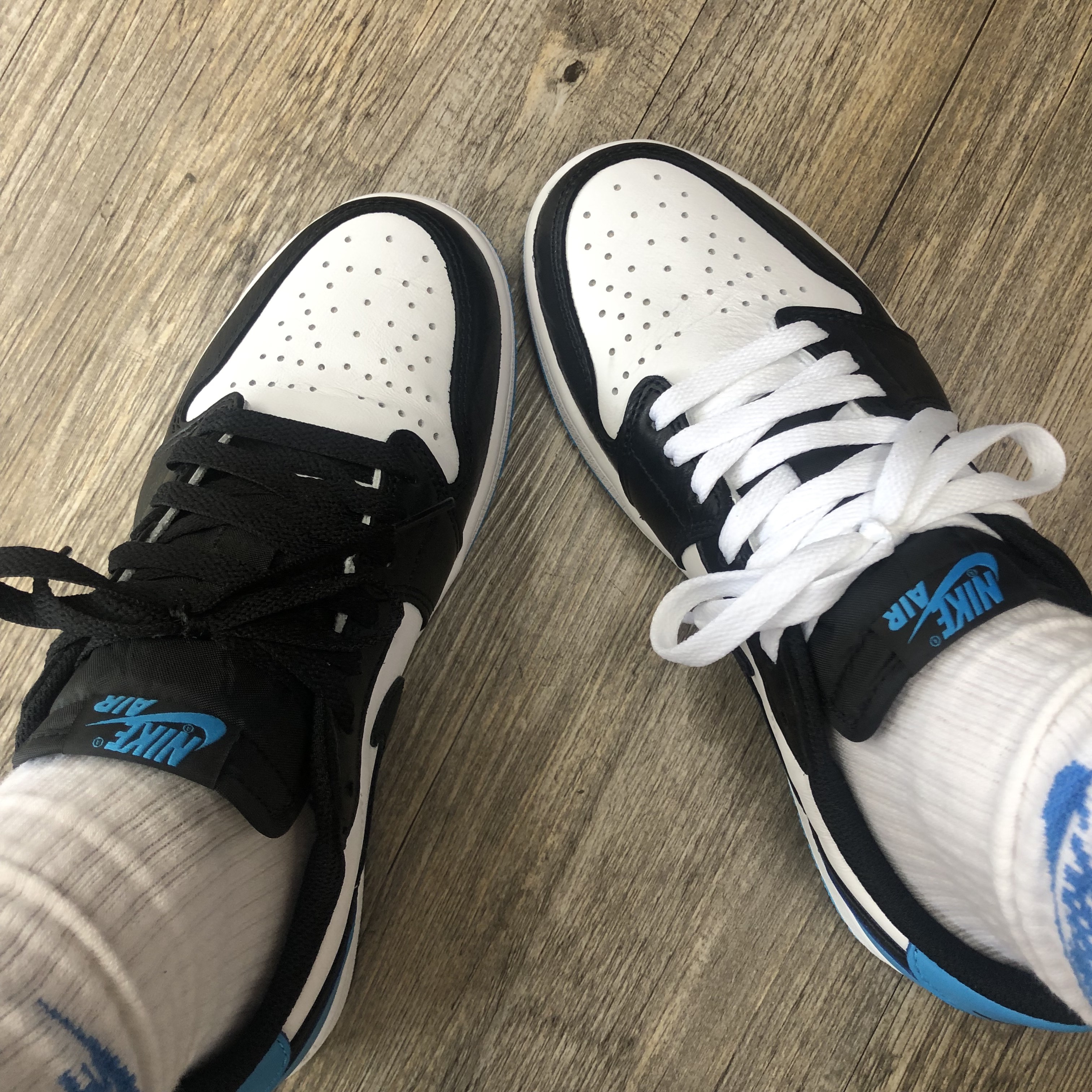 Jordan 1 Retro Low OG Black and Dark Powder Blue 착용 스타일 - 1