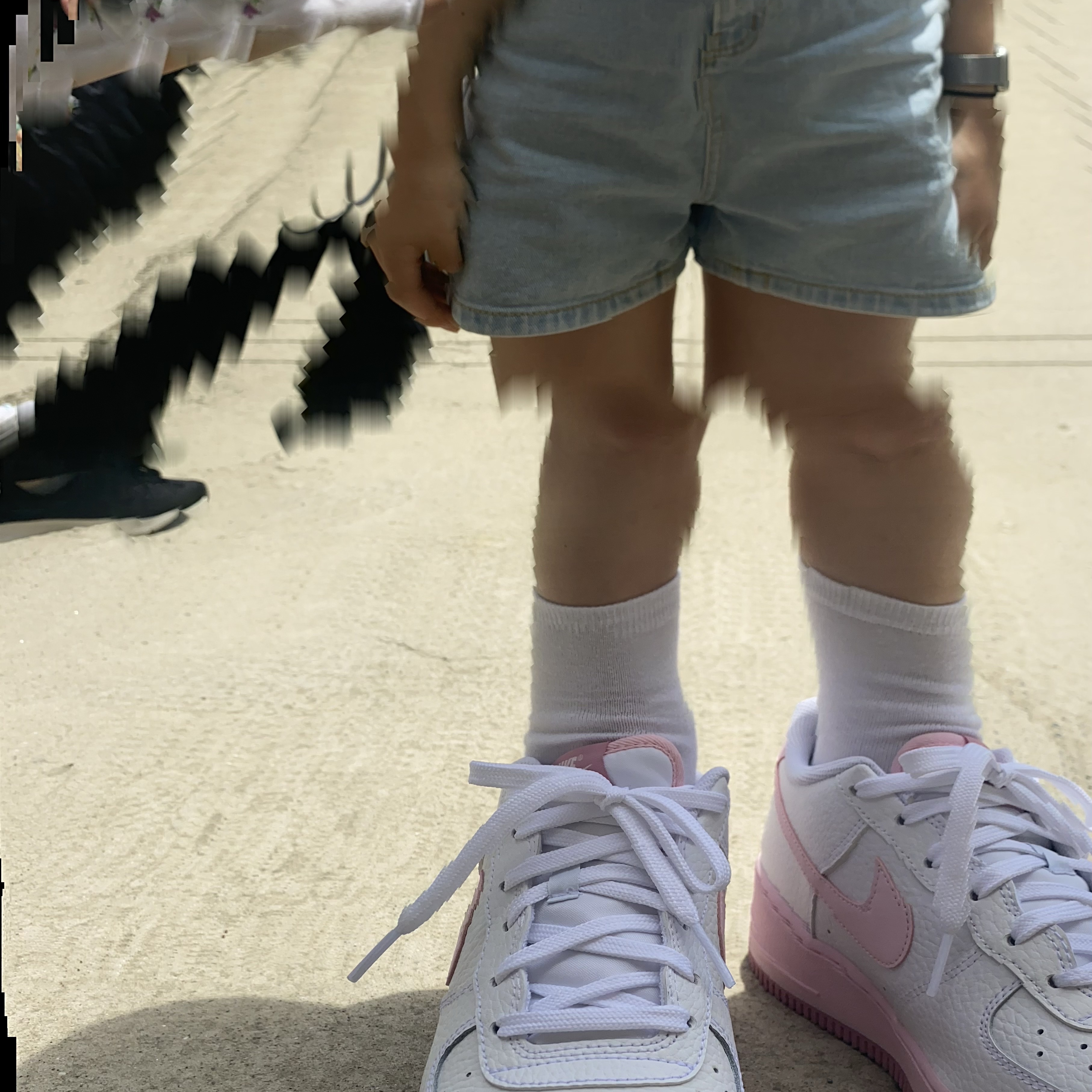 (GS) Nike Air Force 1 White Pink 착용 스타일