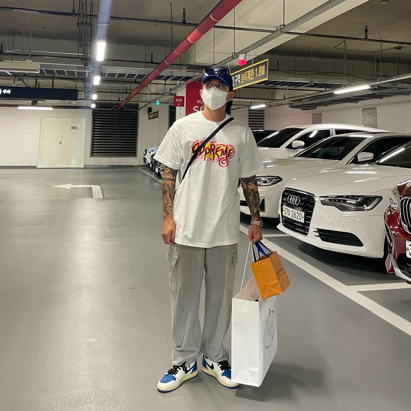 Supreme Scratch T-Shirt White - 20FW, Jordan 1 x Travis Scott x Fragment Retro High OG SP Military Blue 착용 스타일 - 2