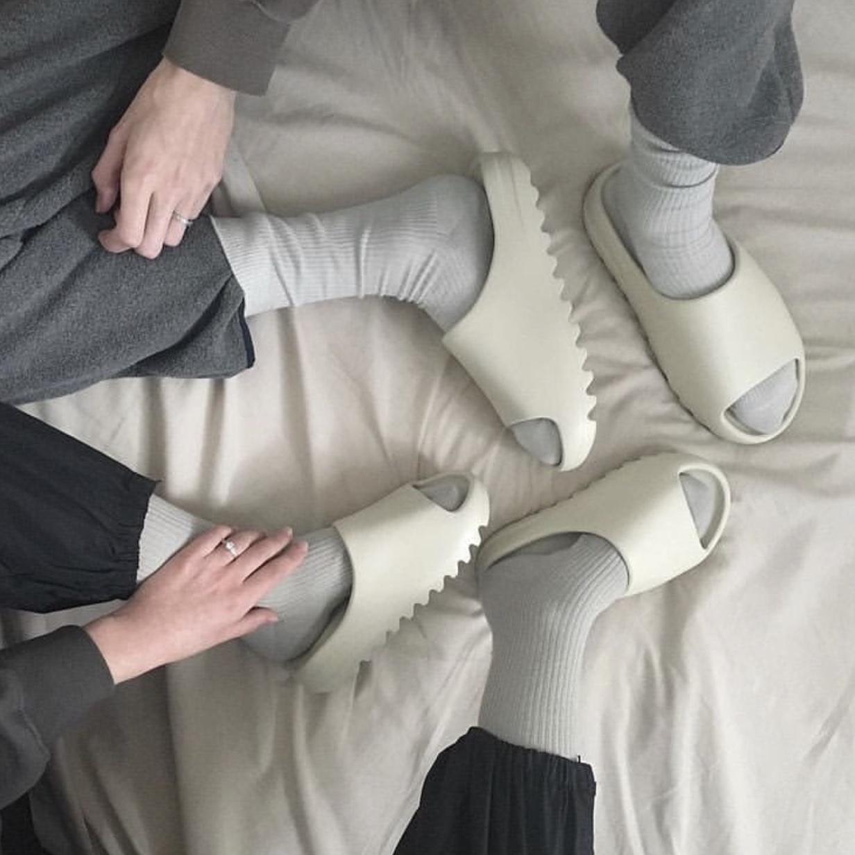 Adidas Yeezy Slide Bone 2022/2023 착용 스타일 - 2