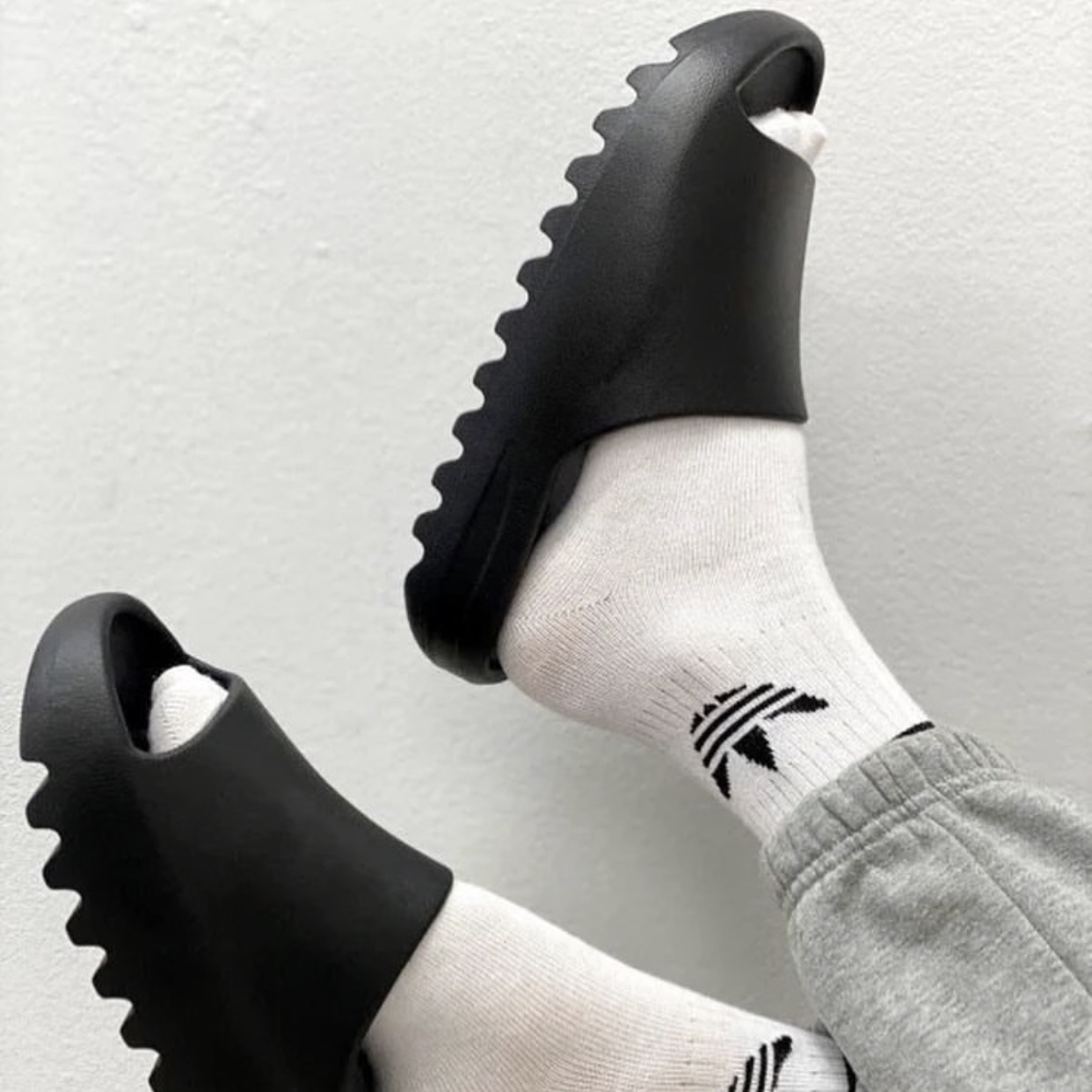 Adidas Yeezy Slide Onyx 착용 스타일 - 4