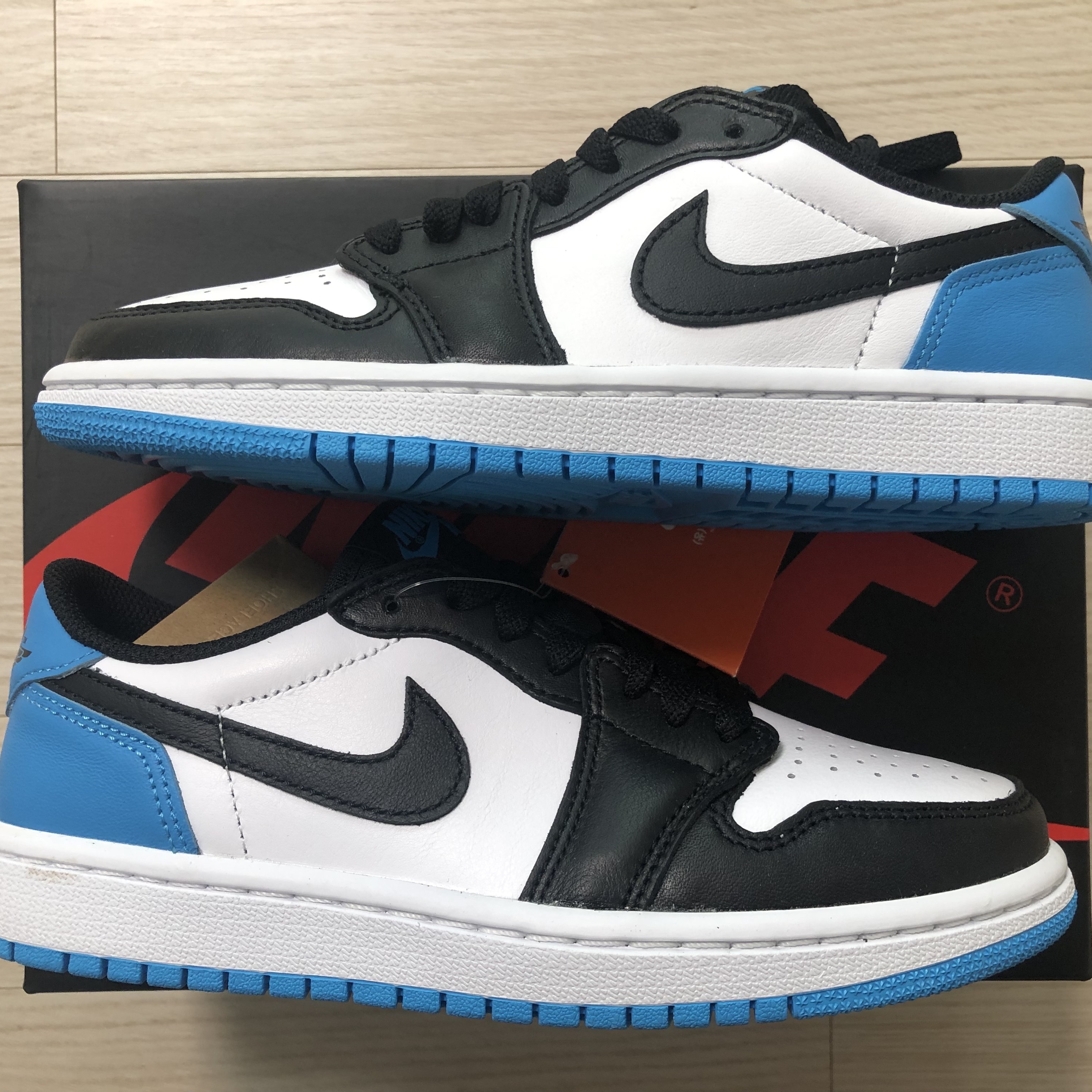 (W) Jordan 1 Retro Low OG Black and Dark Powder Blue 착용 스타일 - 2