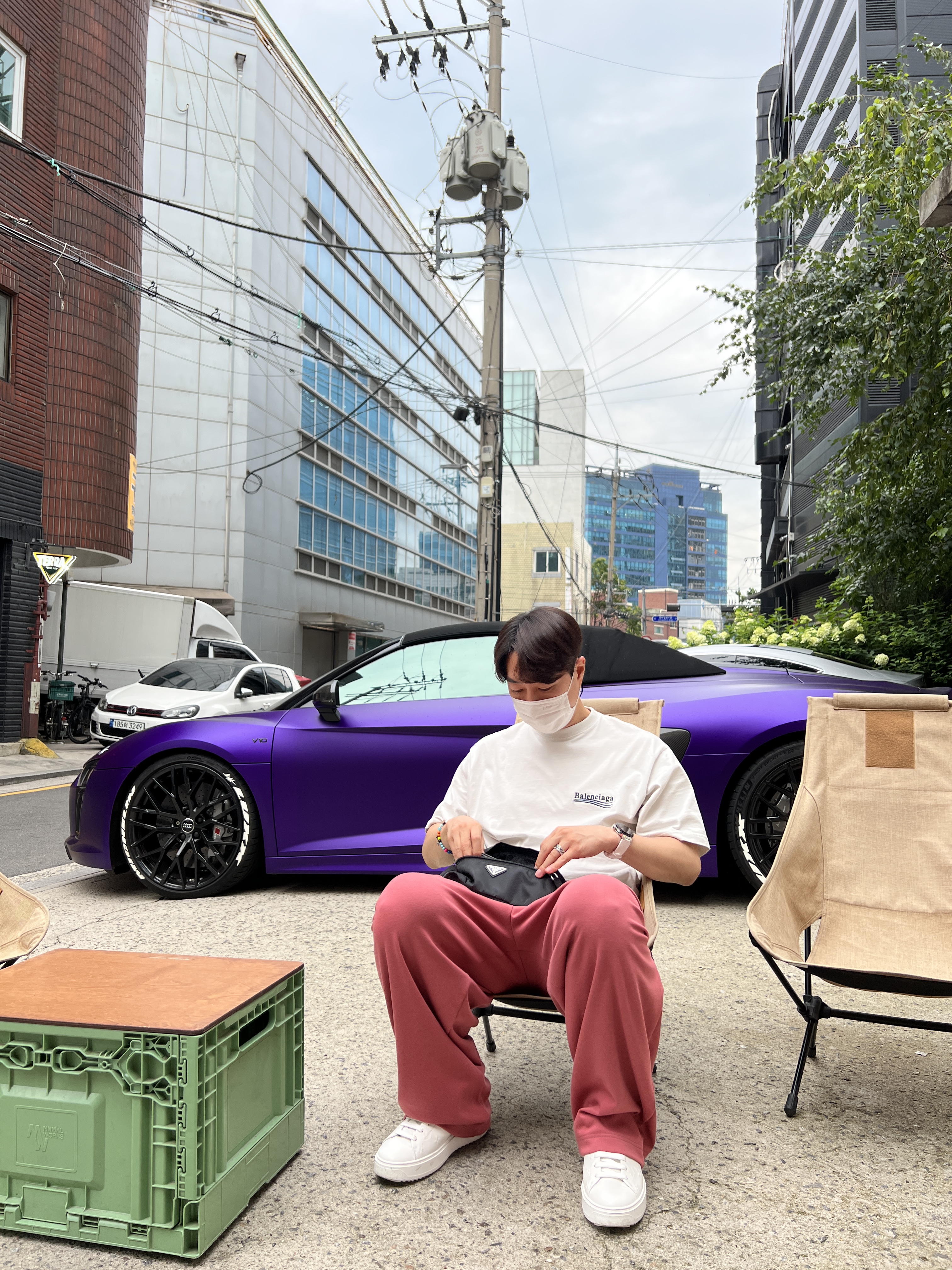 Balenciaga Political Campaign Large Fit T-Shirt White, (W) Louis Vuitton Time Out Sneakers White 착용 스타일 - 2