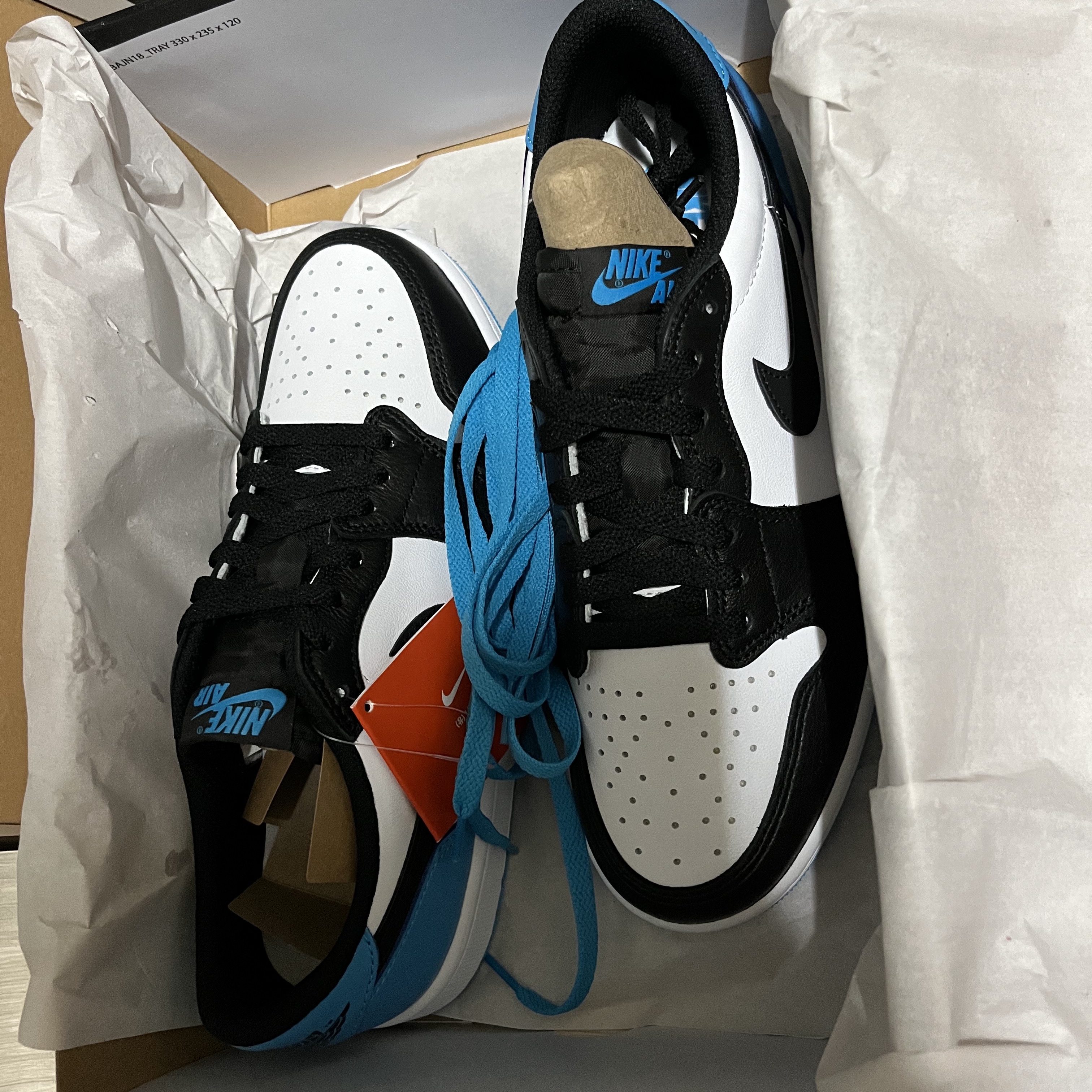 Jordan 1 Retro Low OG Black and Dark Powder Blue 착용 스타일 - 3