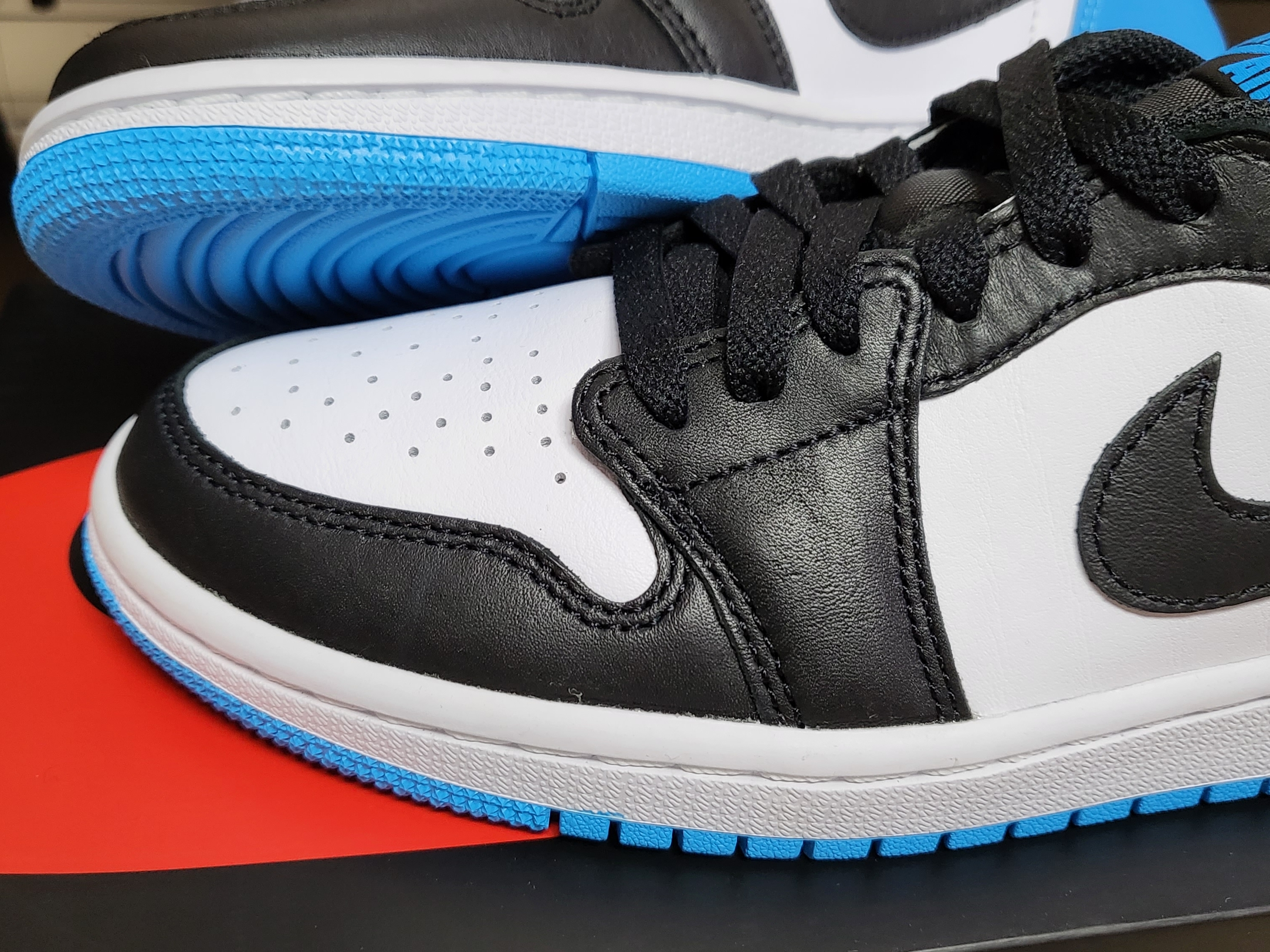 (W) Jordan 1 Retro Low OG Black and Dark Powder Blue 착용 스타일 - 3