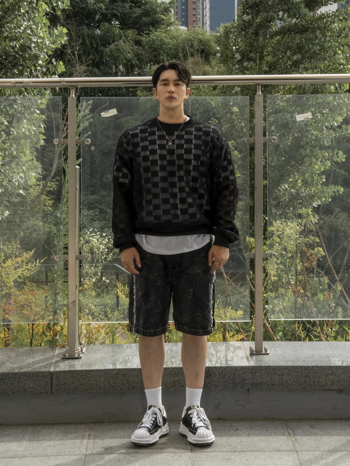 Maison Mihara Yasuhiro Blakey OG Sole Canvas Low-top Sneakers Black White 착용 스타일 - 1
