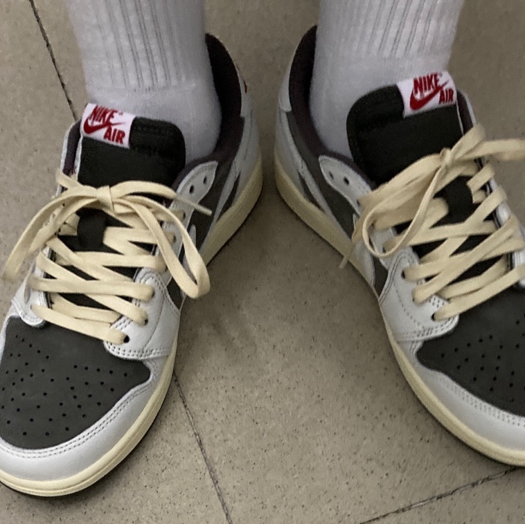 Jordan 1 x Travis Scott Retro Low OG SP Sail and Ridgerock, Stussy Small Stock Crew Socks White (3 Pack) 착용 스타일