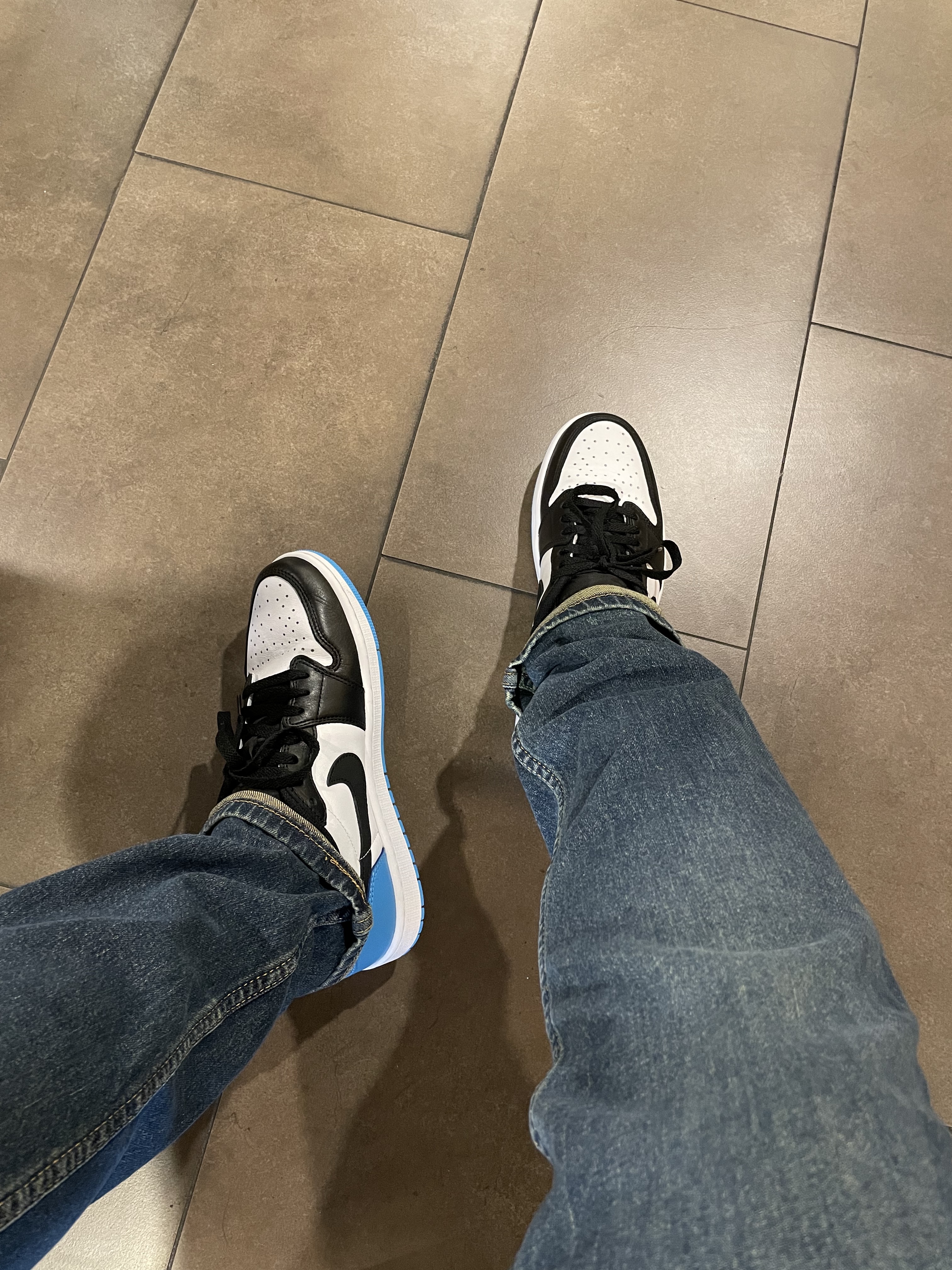 Jordan 1 Retro Low OG Black and Dark Powder Blue 착용 스타일 - 2