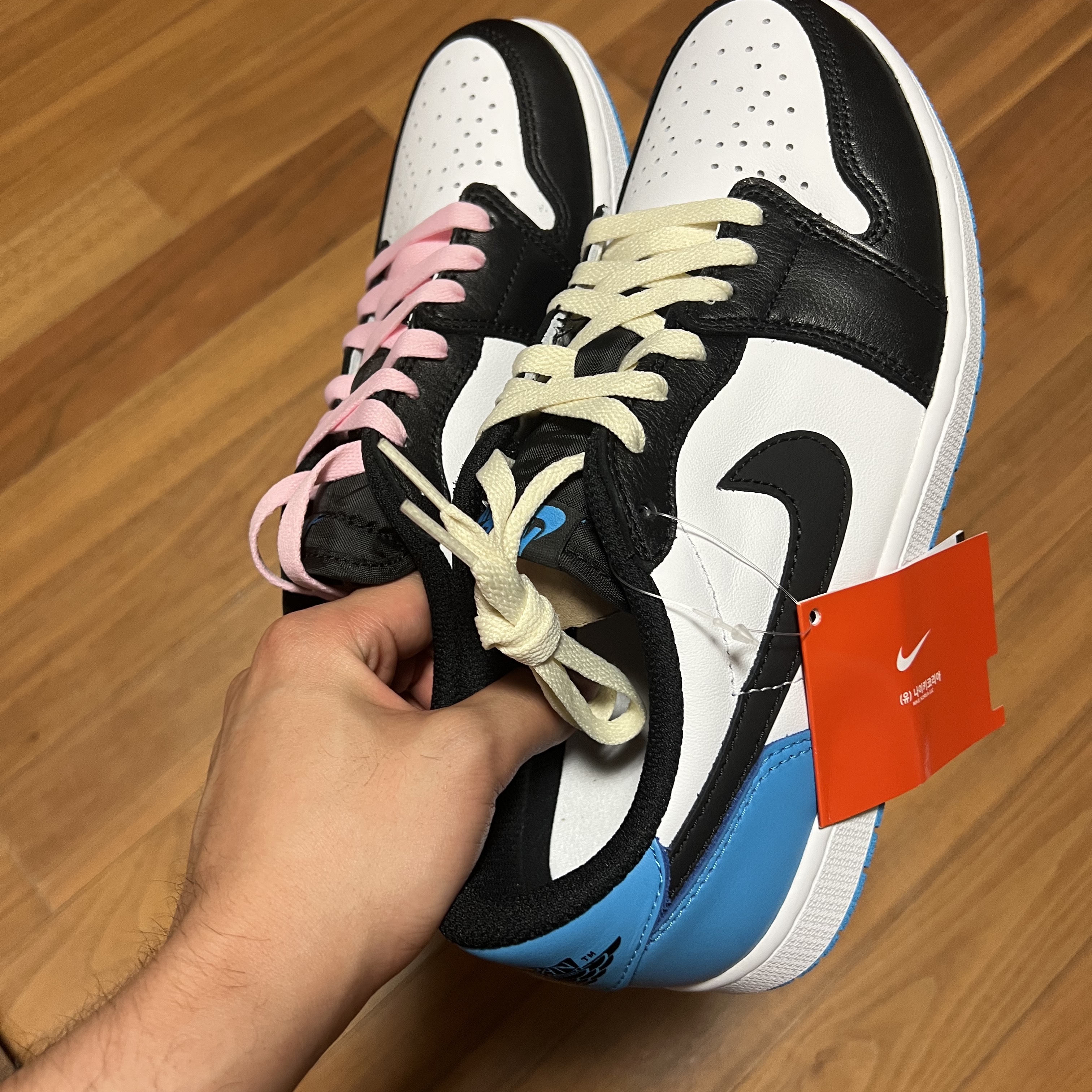 Jordan 1 Retro Low OG Black and Dark Powder Blue 착용 스타일 - 2