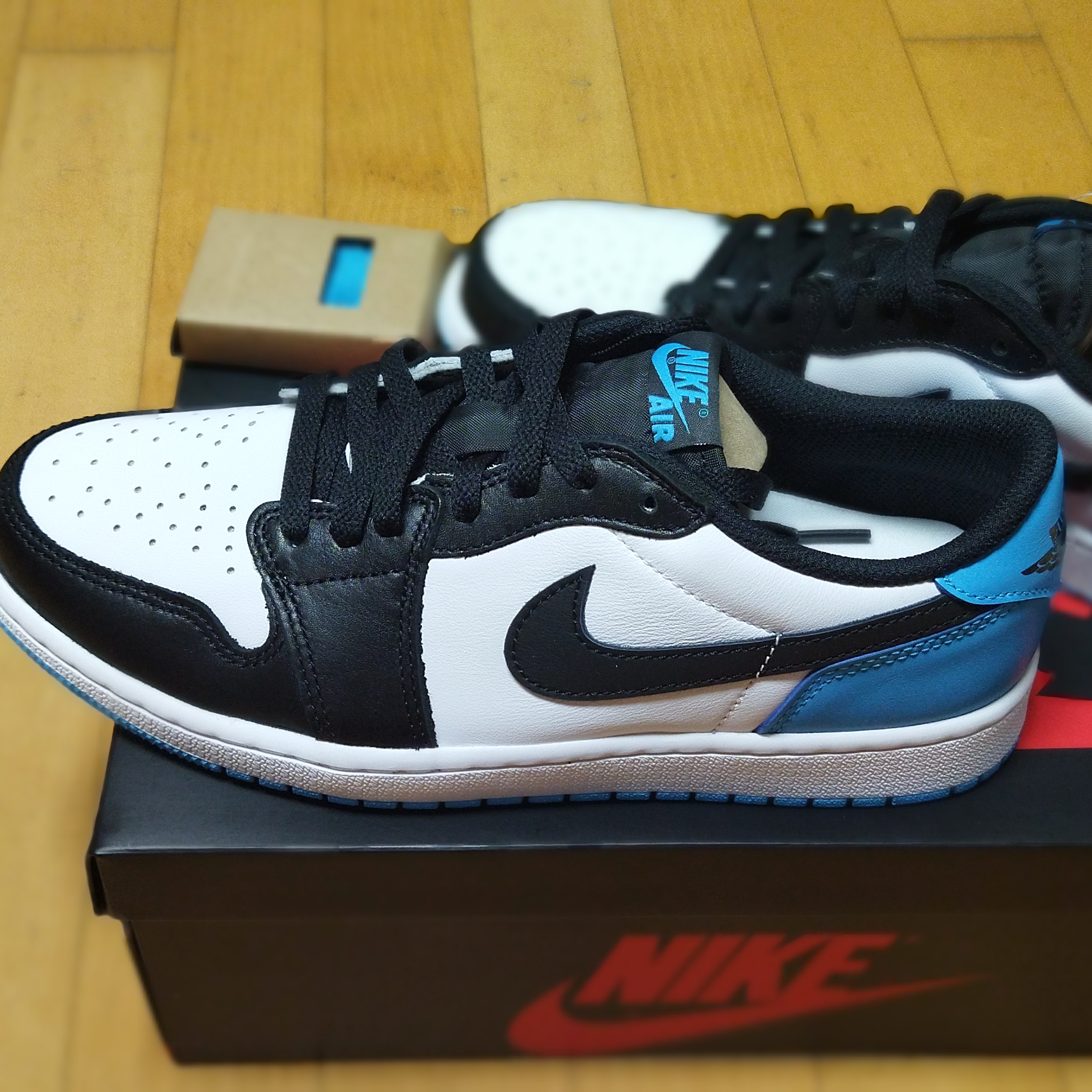 Jordan 1 Retro Low OG Black and Dark Powder Blue 착용 스타일 - 1