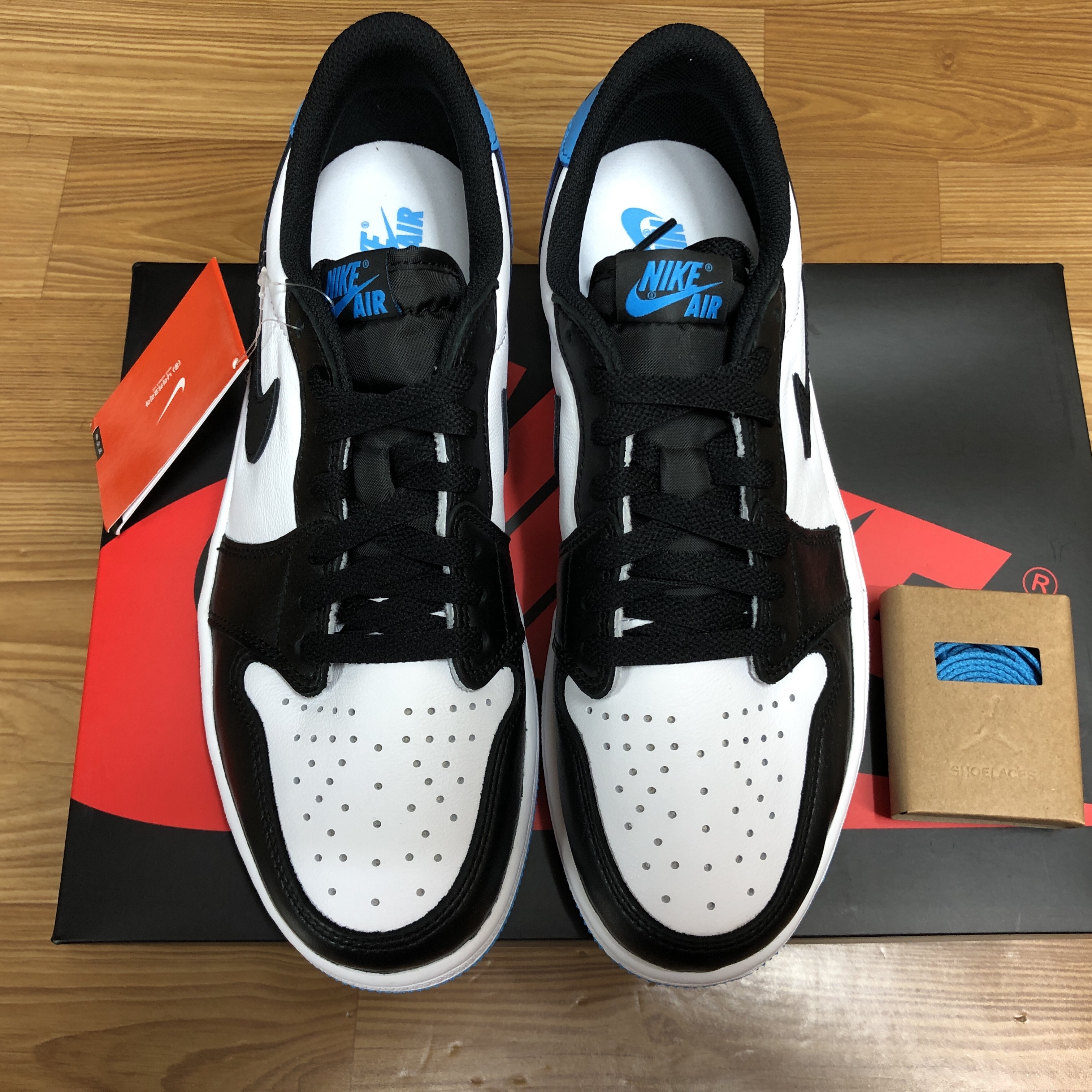 Jordan 1 Retro Low OG Black and Dark Powder Blue 착용 스타일 - 1