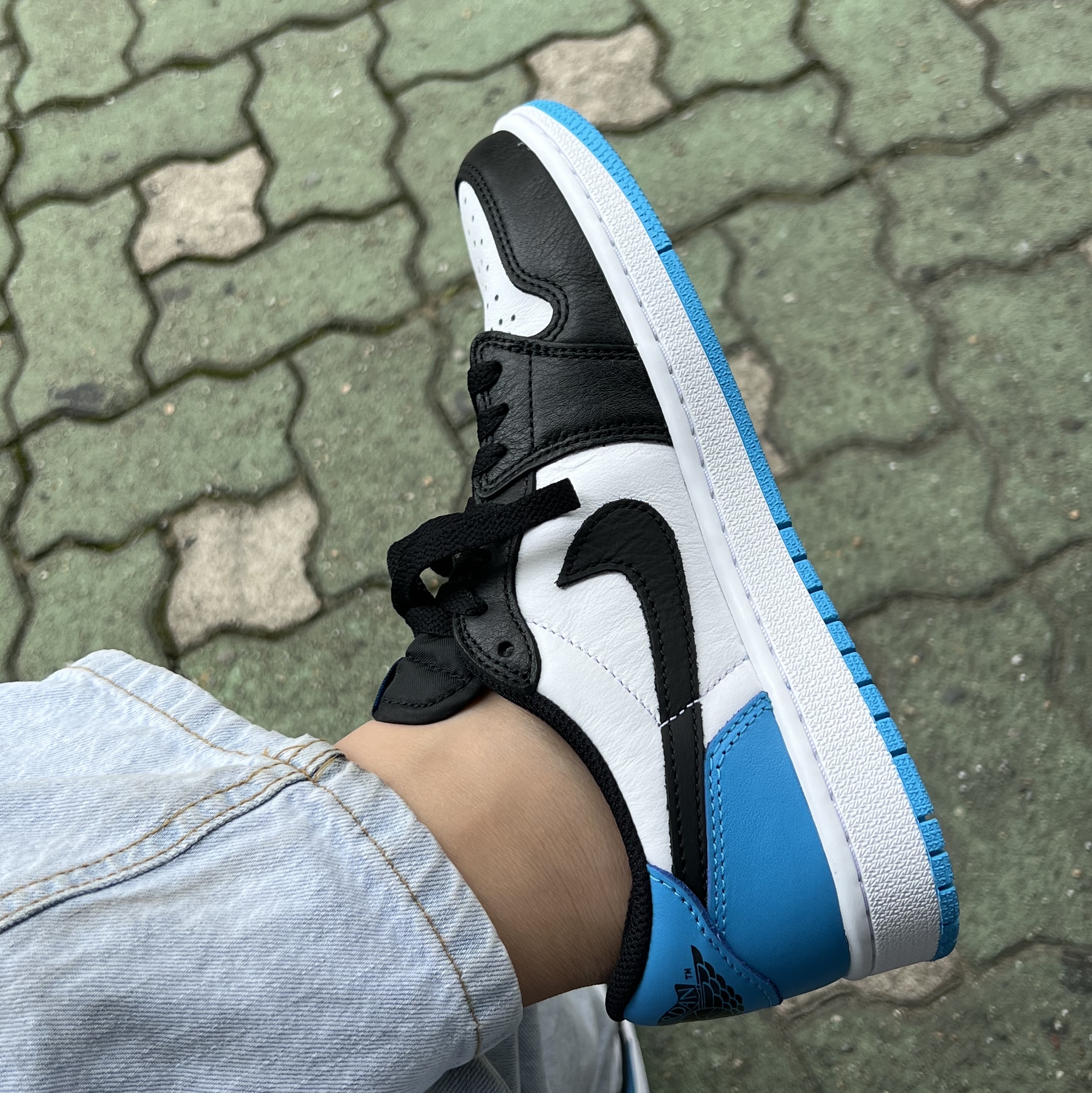 Jordan 1 Retro Low OG Black and Dark Powder Blue 착용 스타일 - 3