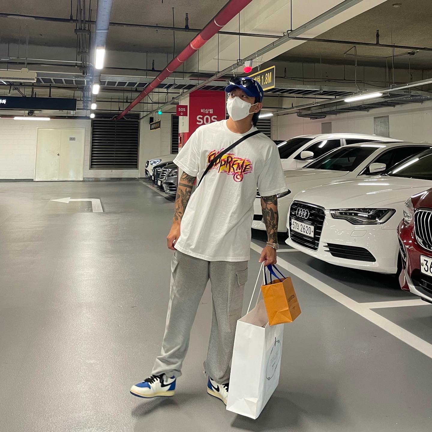 Supreme Scratch T-Shirt White - 20FW, Jordan 1 x Travis Scott x Fragment Retro High OG SP Military Blue 착용 스타일 - 1