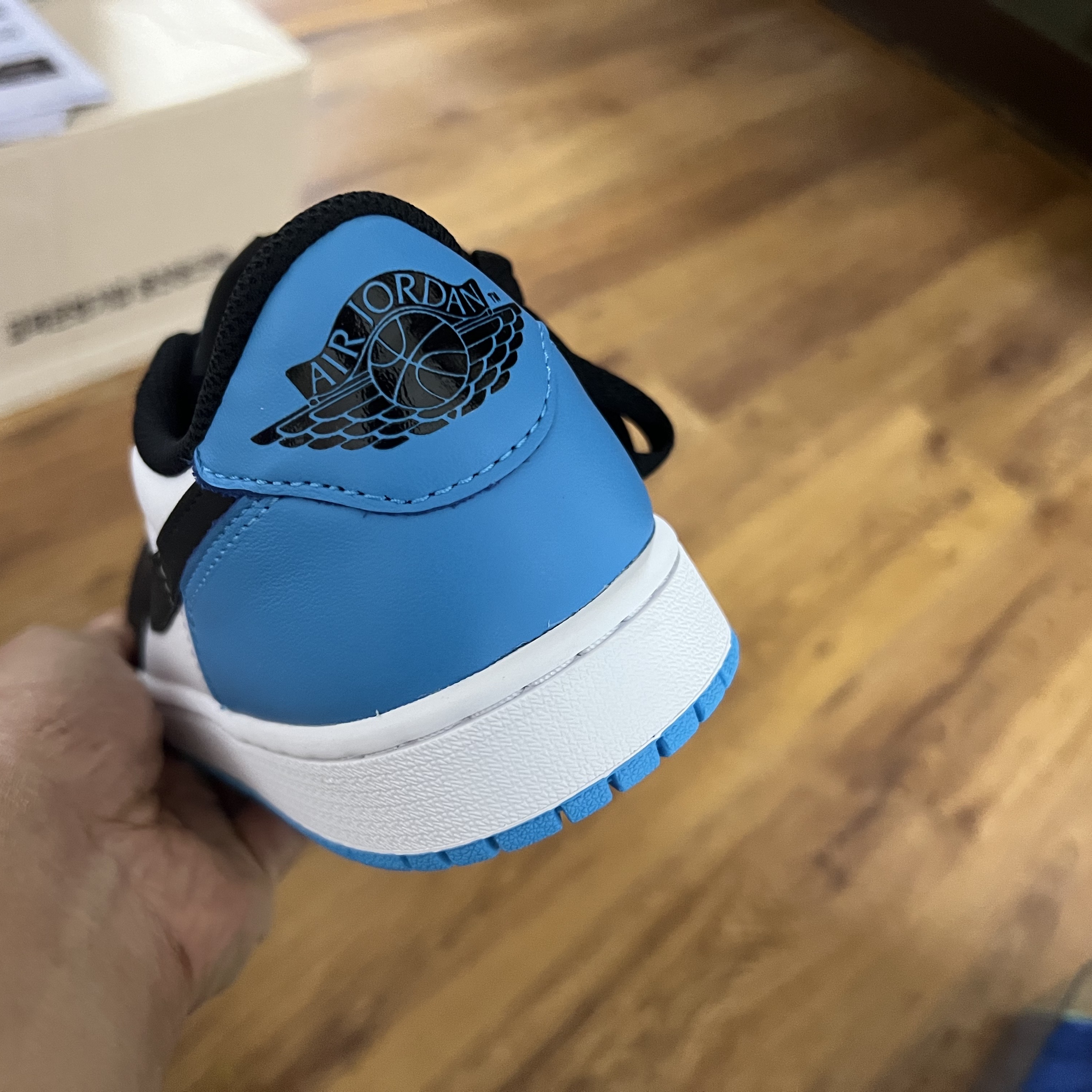 Jordan 1 Retro Low OG Black and Dark Powder Blue 착용 스타일 - 4