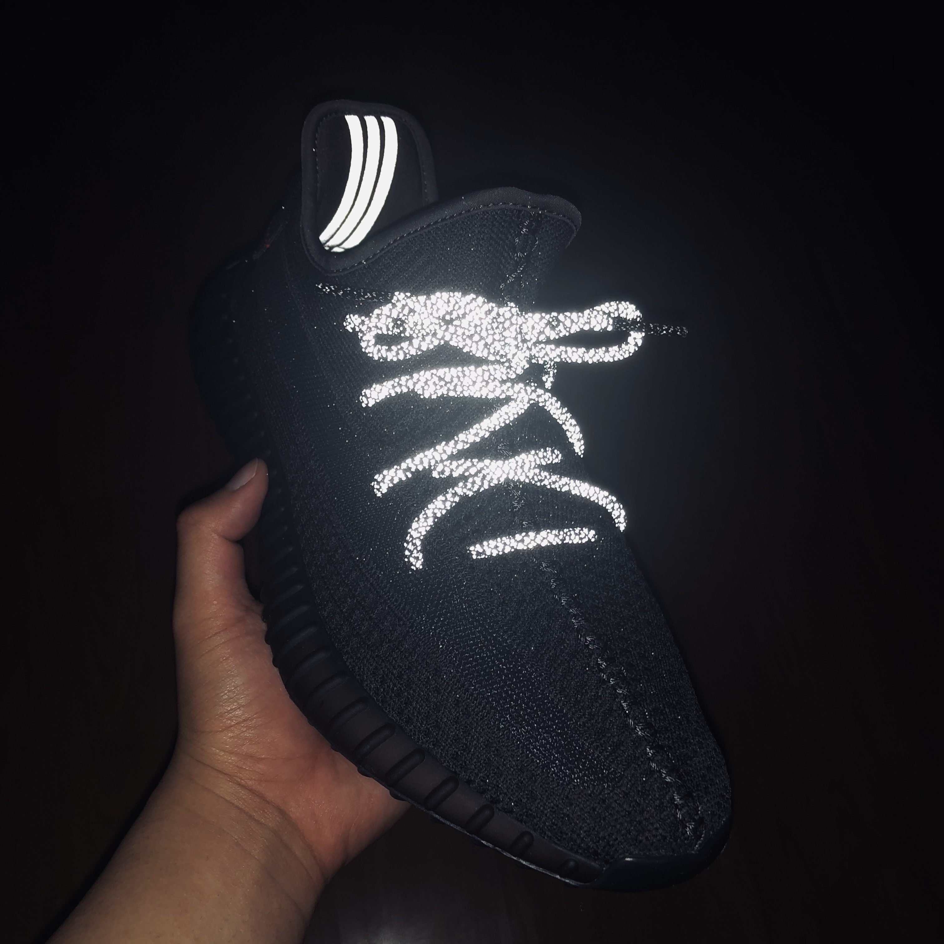 Adidas Yeezy Boost 350 V2 Black - Non-Reflective 착용 스타일
