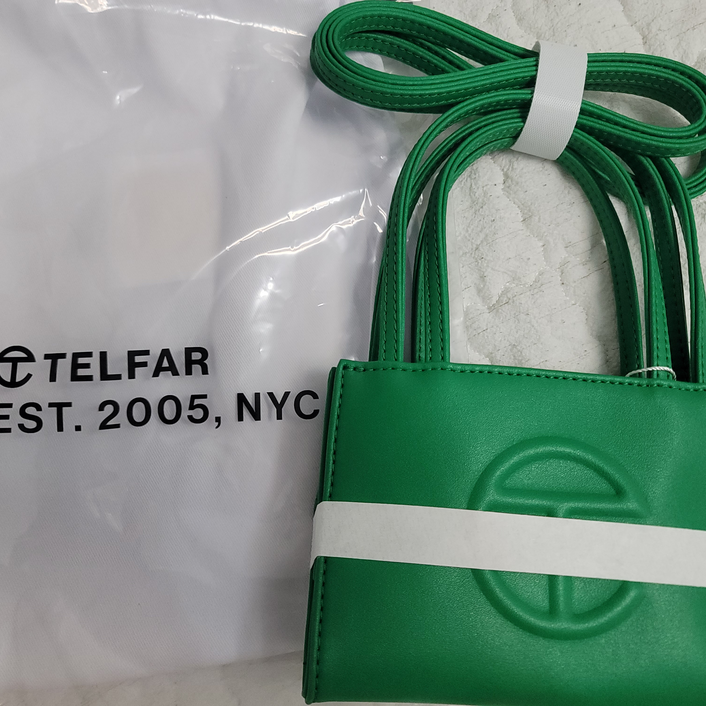 Telfar Small Shopping Bag Greenscreen 착용 스타일