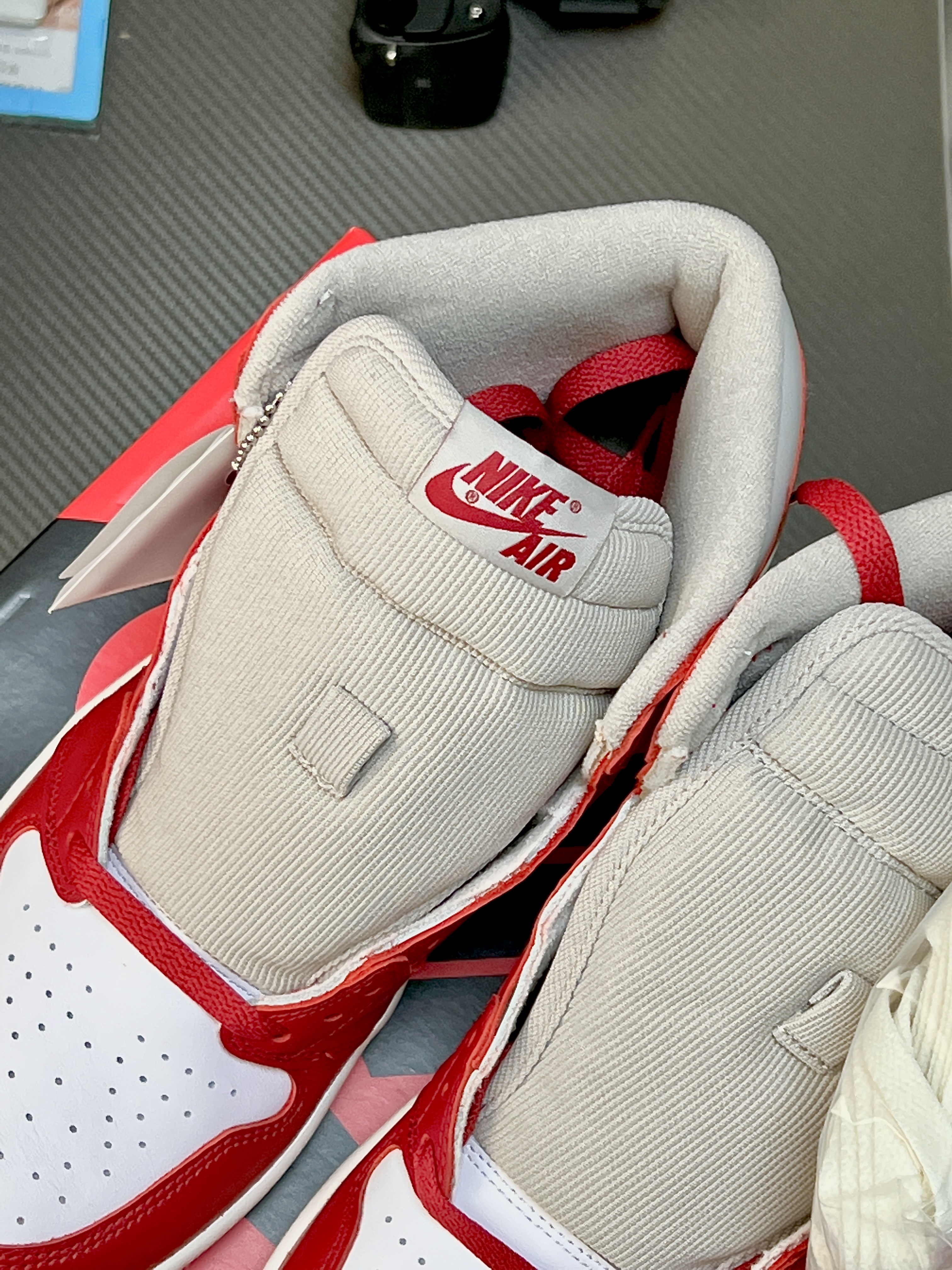 (W) Jordan 1 Retro High OG Varsity Red 착용 스타일 - 5