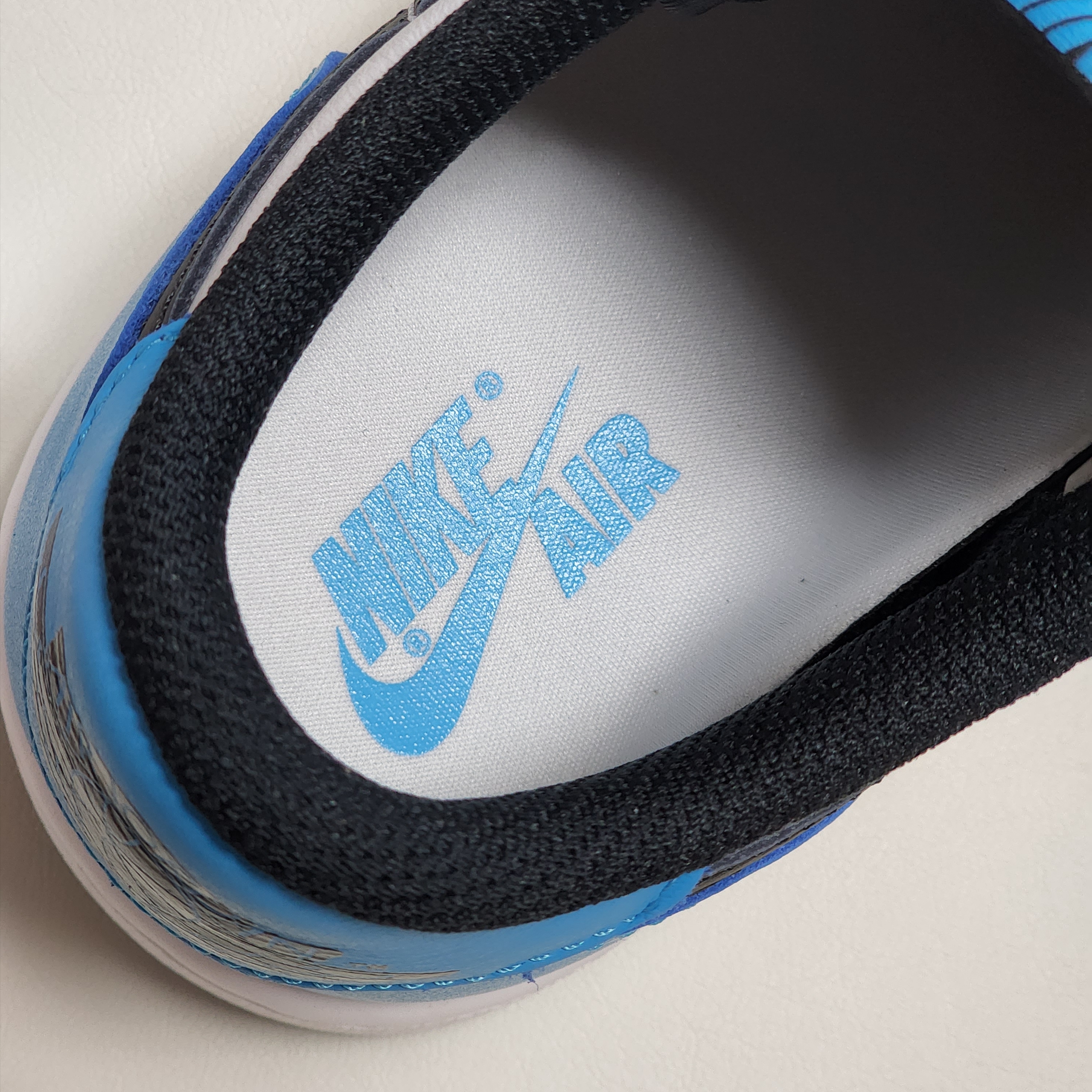 Jordan 1 Retro Low OG Black and Dark Powder Blue 착용 스타일 - 3