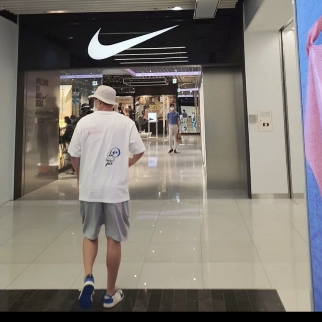 Jordan 1 x Travis Scott x Fragment Retro Low OG SP Military Blue, Jordan x Travis Scott x Fragment T-Shirt Sail (DJ0619-133) 착용 스타일