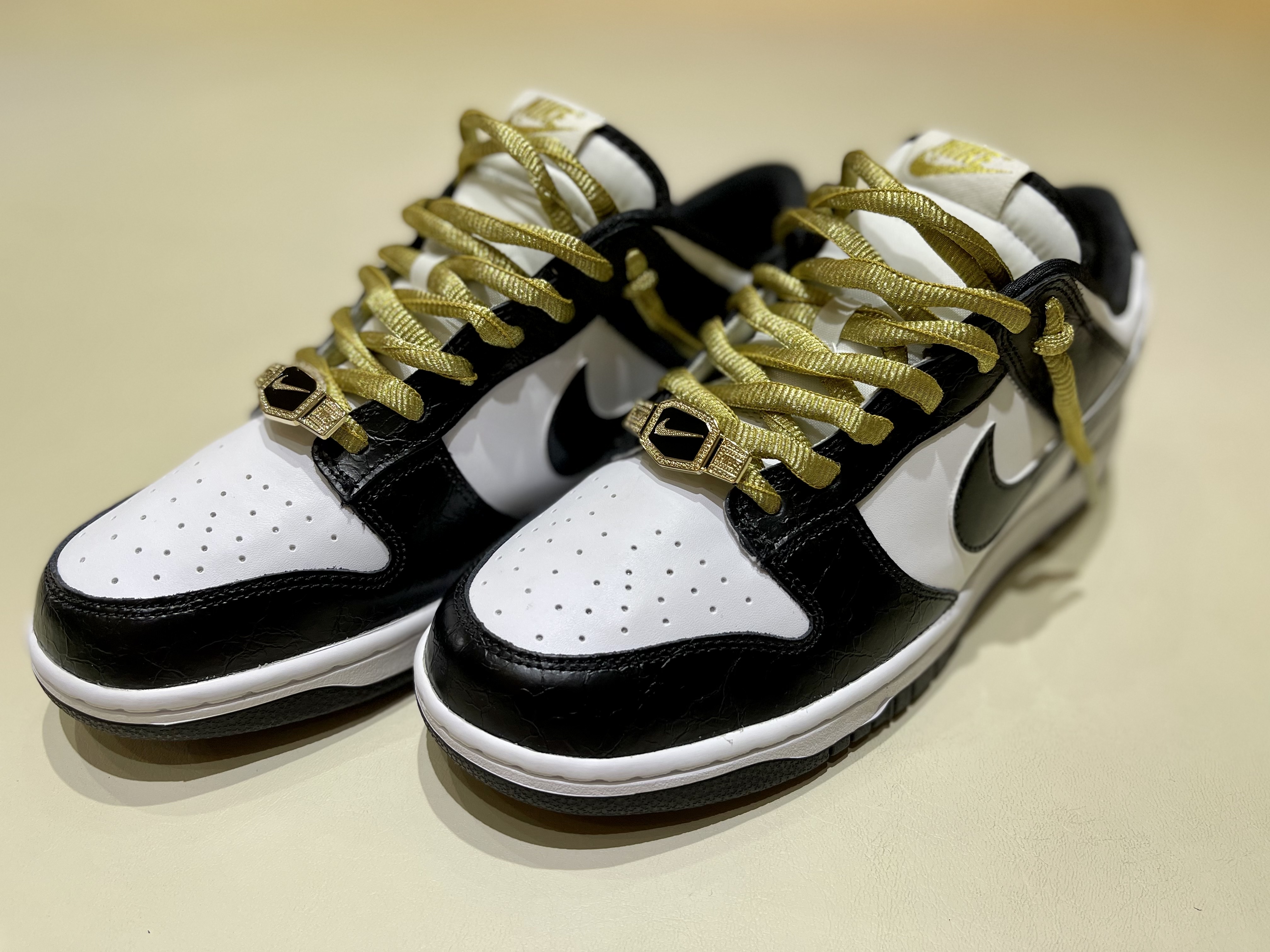 Nike Dunk Low Retro SE Black, Nike x Sean Cliver SB Dunk Low Holiday Special 착용 스타일 - 1