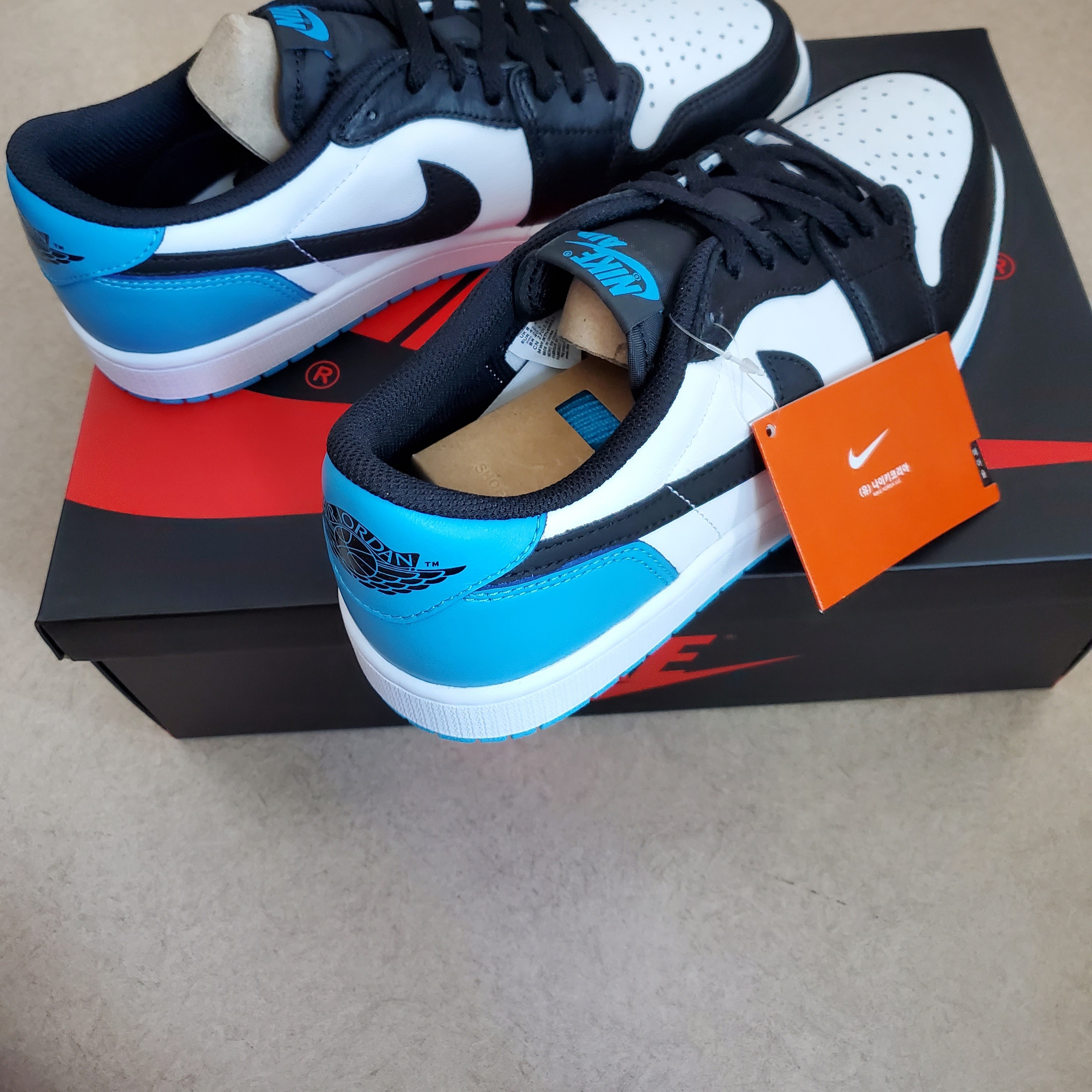 Jordan 1 Retro Low OG Black and Dark Powder Blue 착용 스타일