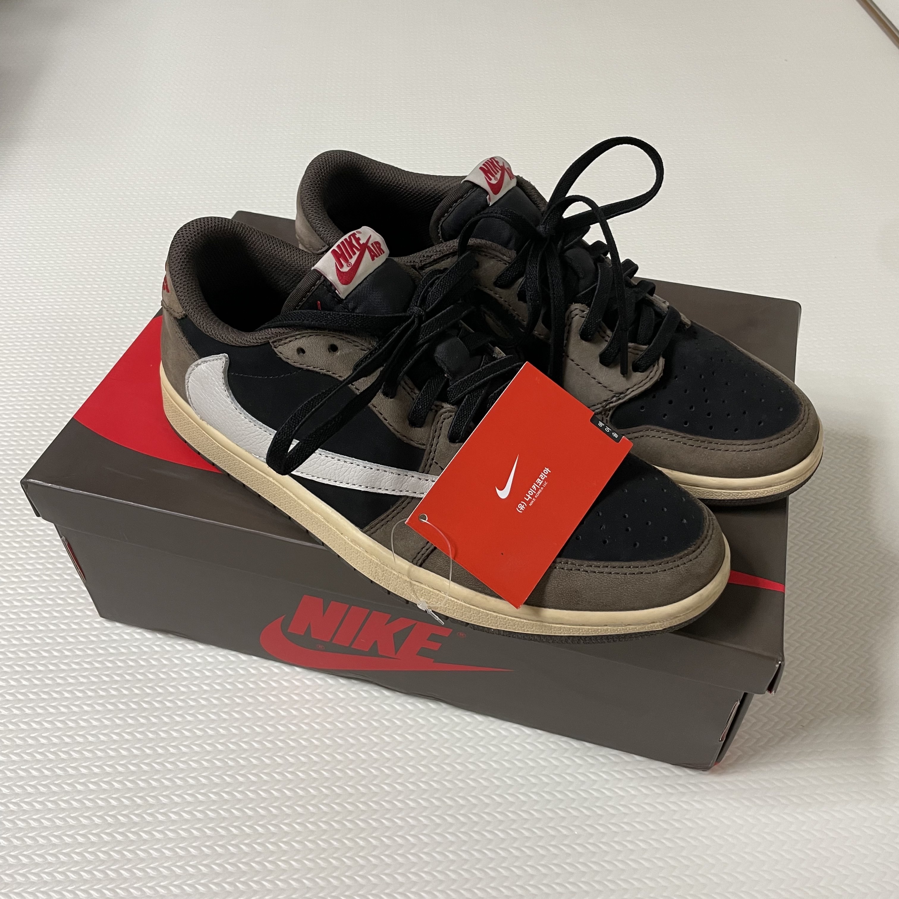 Jordan 1 x Travis Scott Retro Low OG SP Sail and Ridgerock, Jordan 1 x Travis Scott Retro Low OG SP Mocha 착용 스타일 - 3