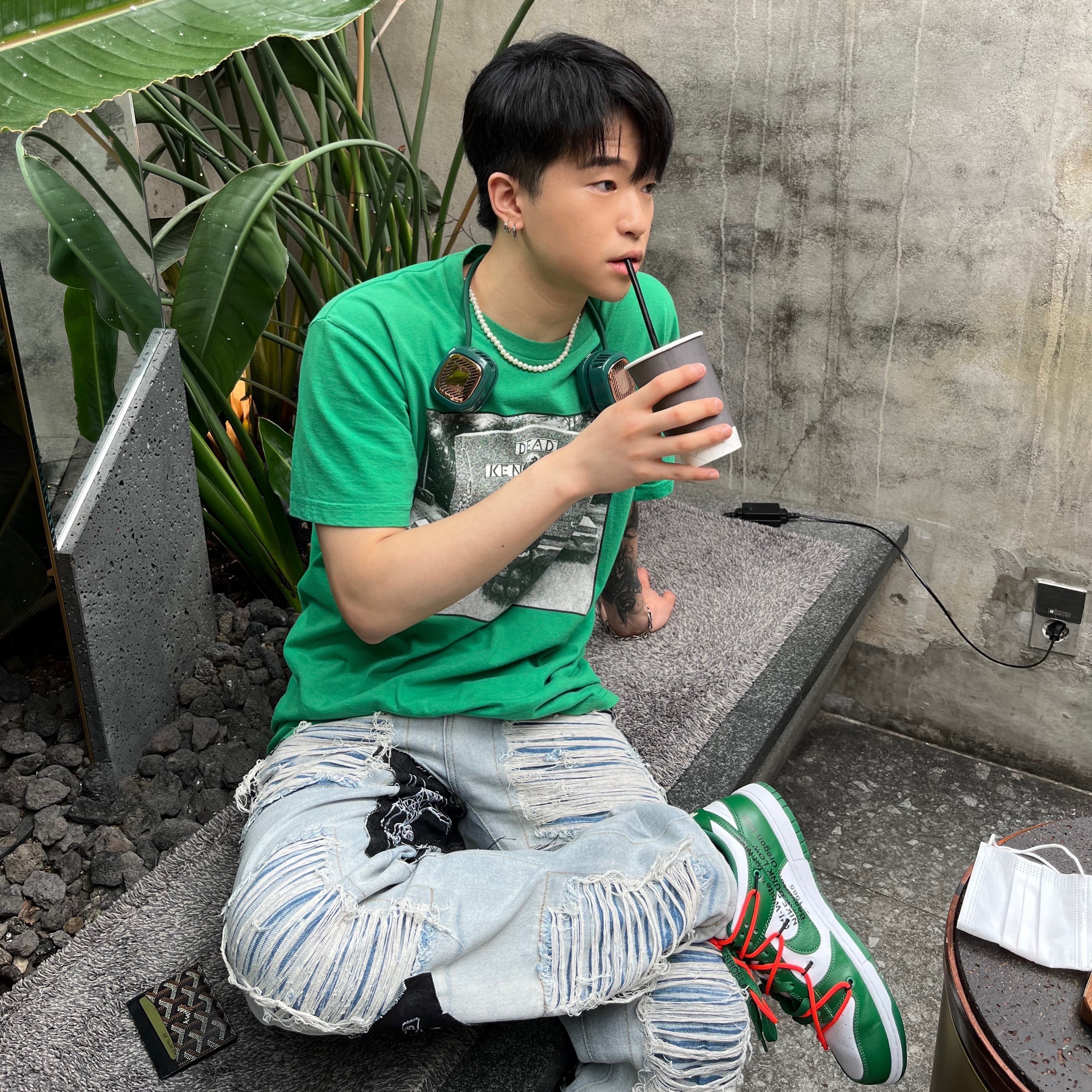 Nike x Off-White Dunk Low Pine Green, Goyard Saint Sulpice Card Holder Black 착용 스타일