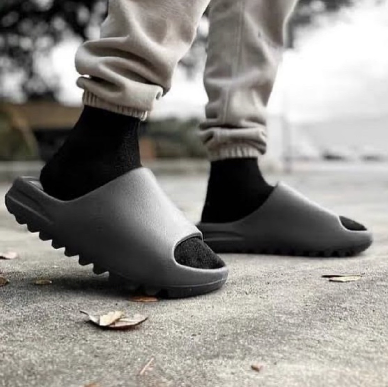 Adidas Yeezy Slide Onyx 착용 스타일 - 3