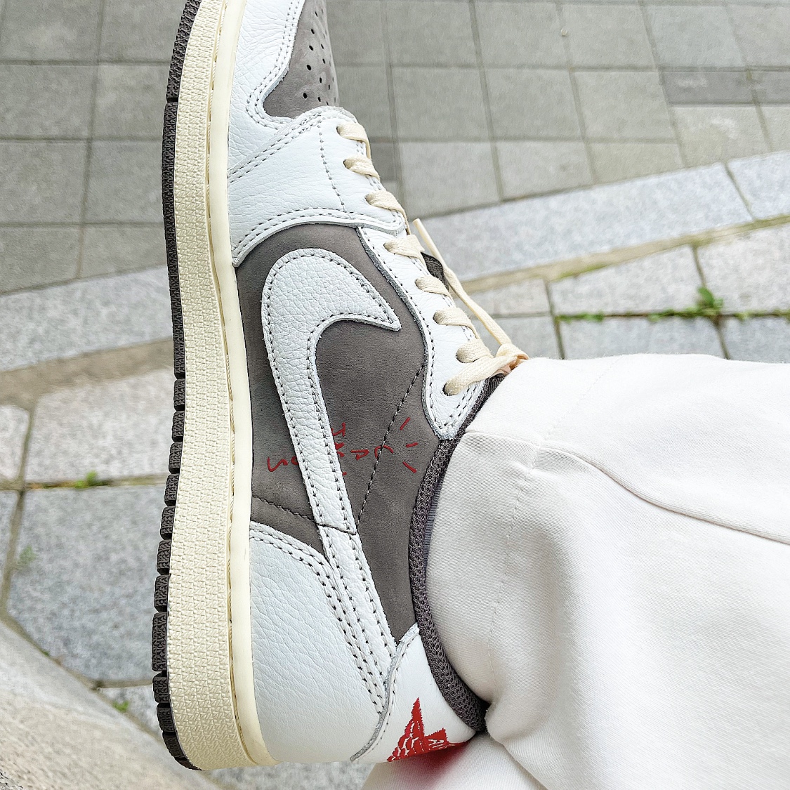 Jordan 1 x Travis Scott Retro Low OG SP Sail and Ridgerock 착용 스타일 - 1